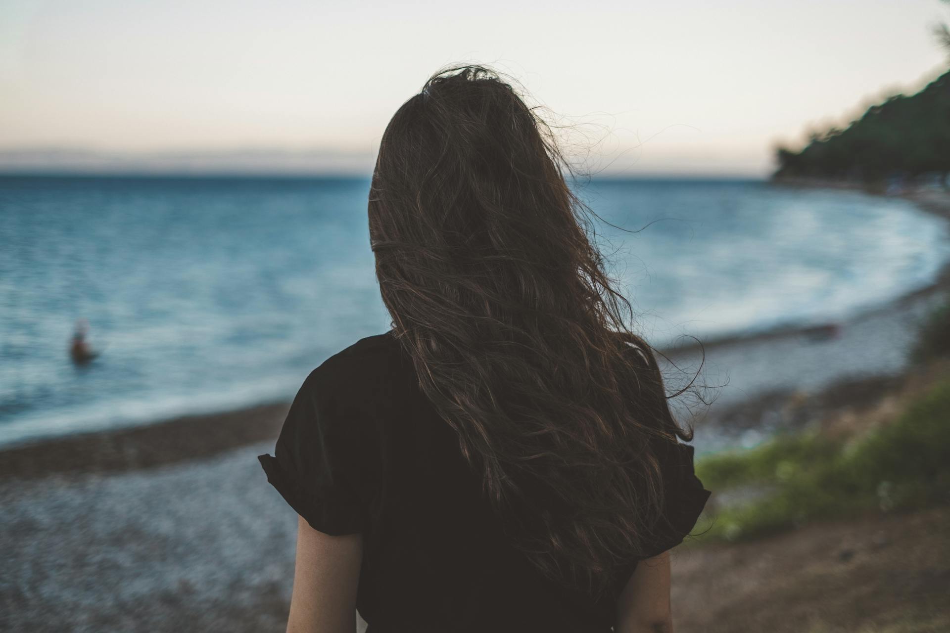 A woman standing outdoors | Source: Pexels