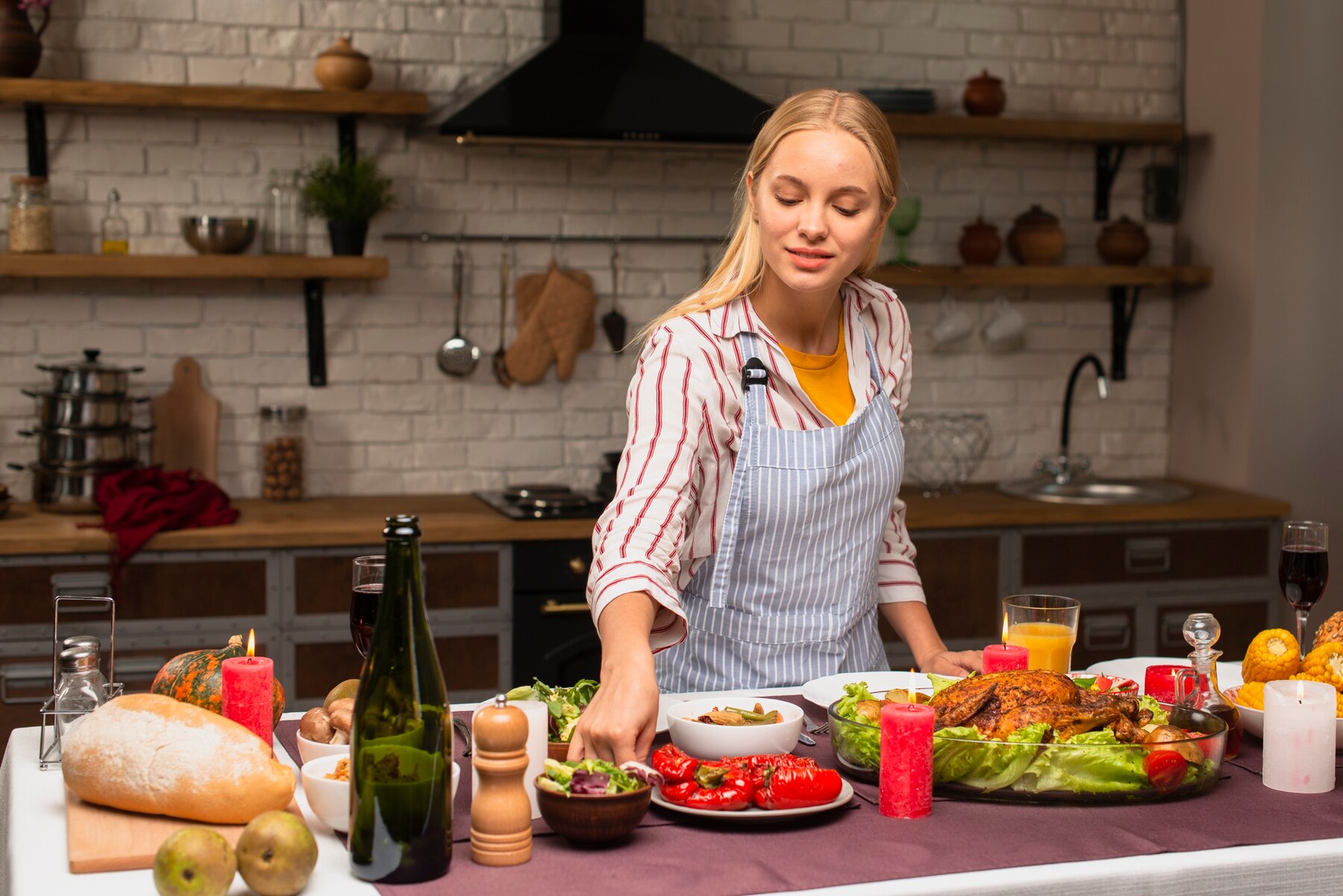 A woman setting the table | Source: Freepik