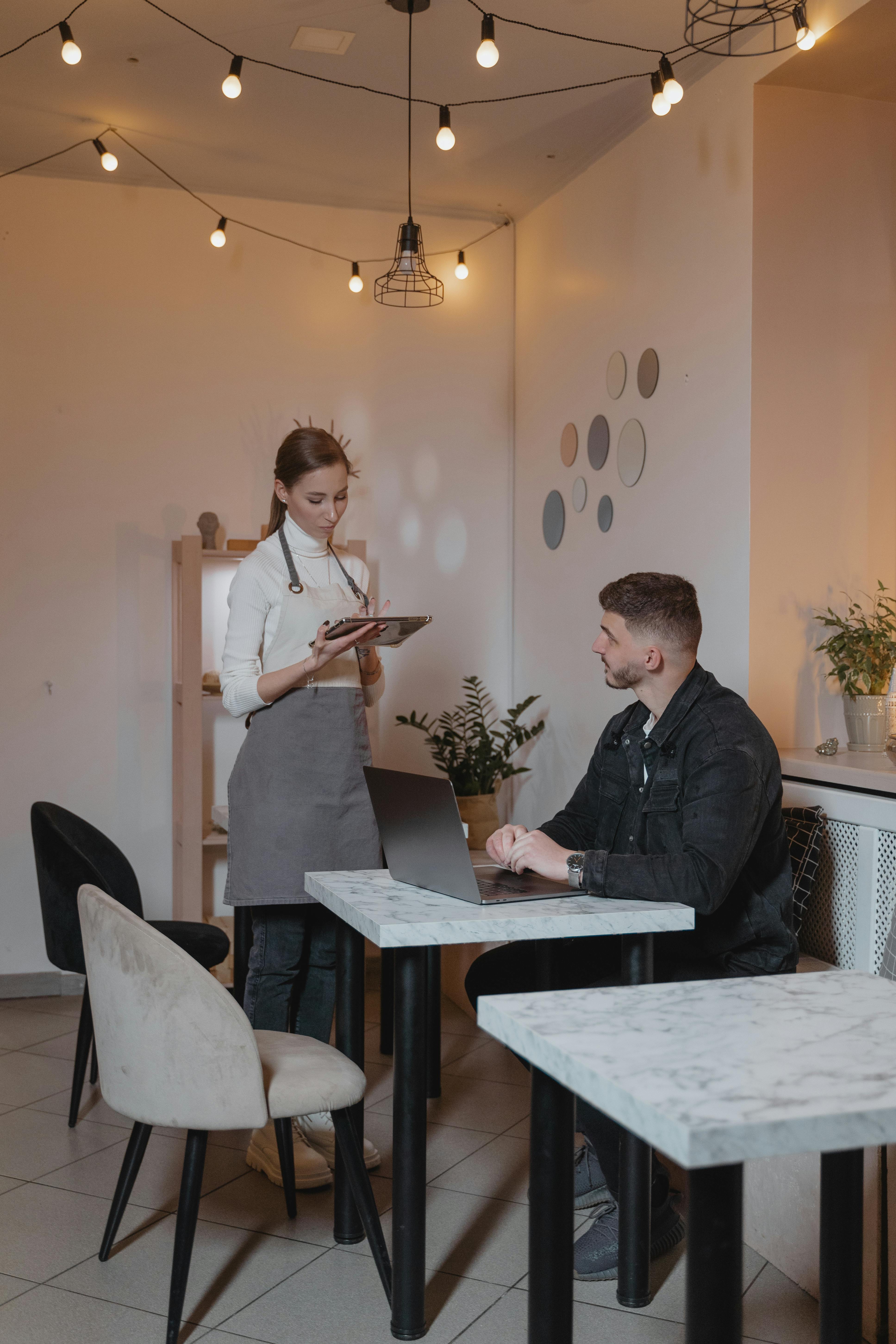 Waitress talking to a customer at a restaurant | Source: Pexels