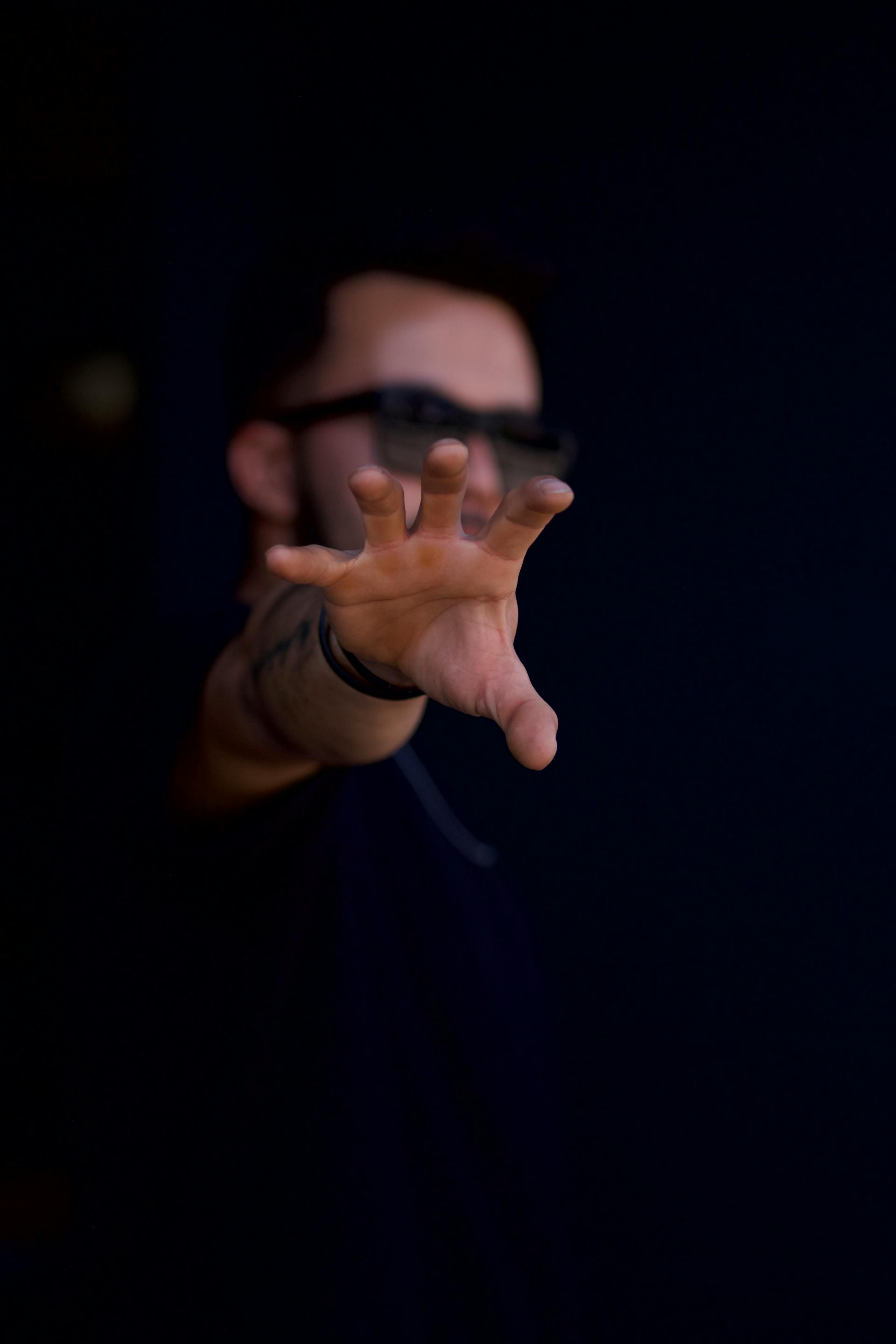 A man reaching out to someone | Source: Pexels