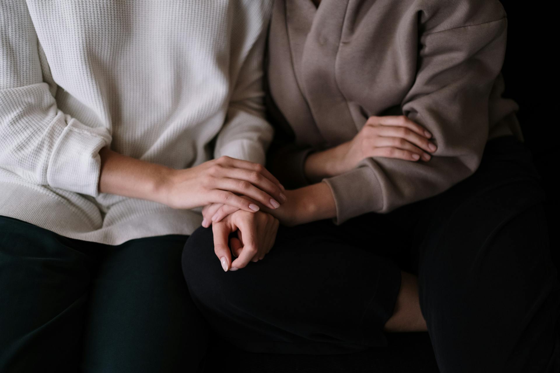 Close-up shot of two people holding hands for support | Source: Pexels
