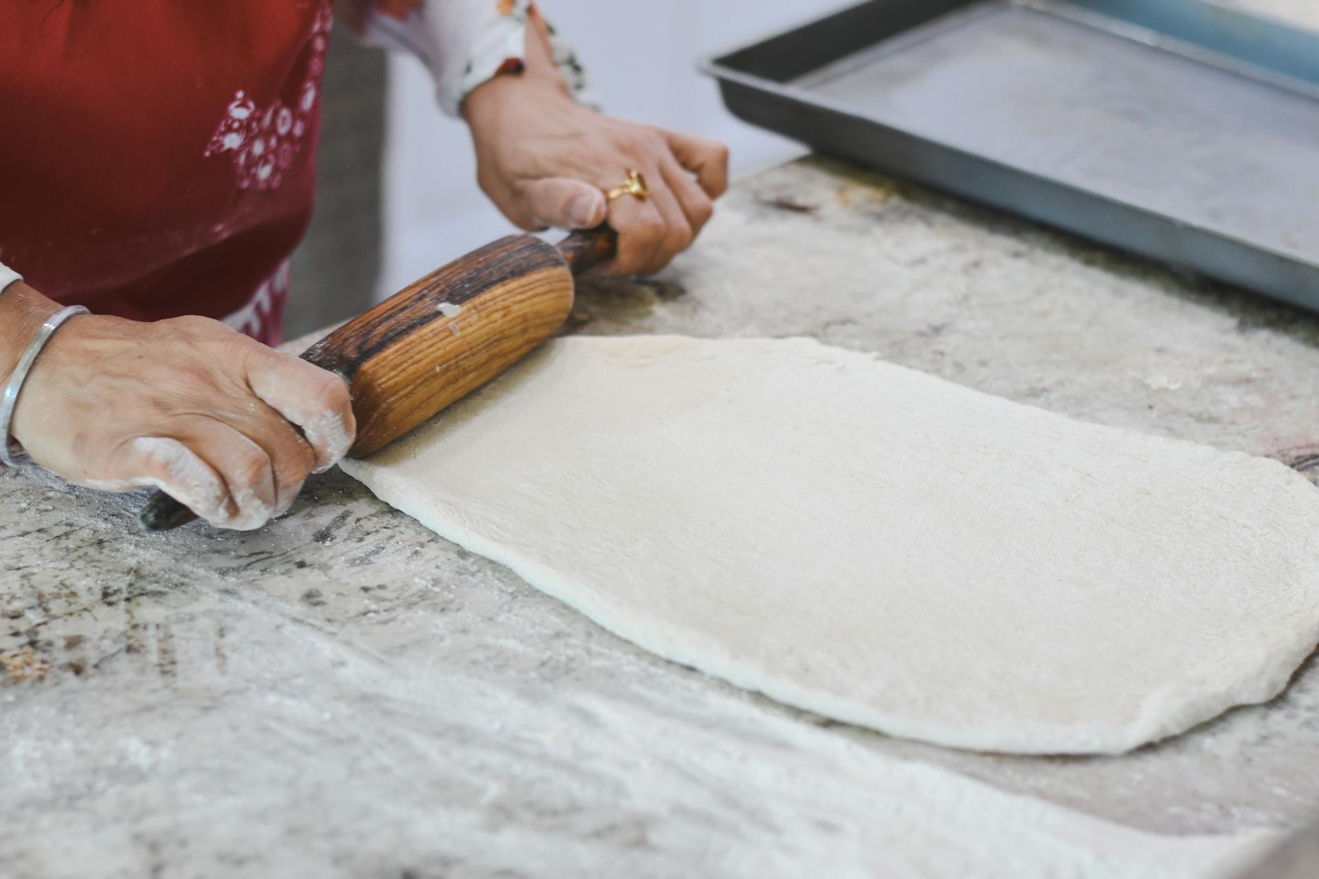 A person using a rolling pin | Source: Pexels