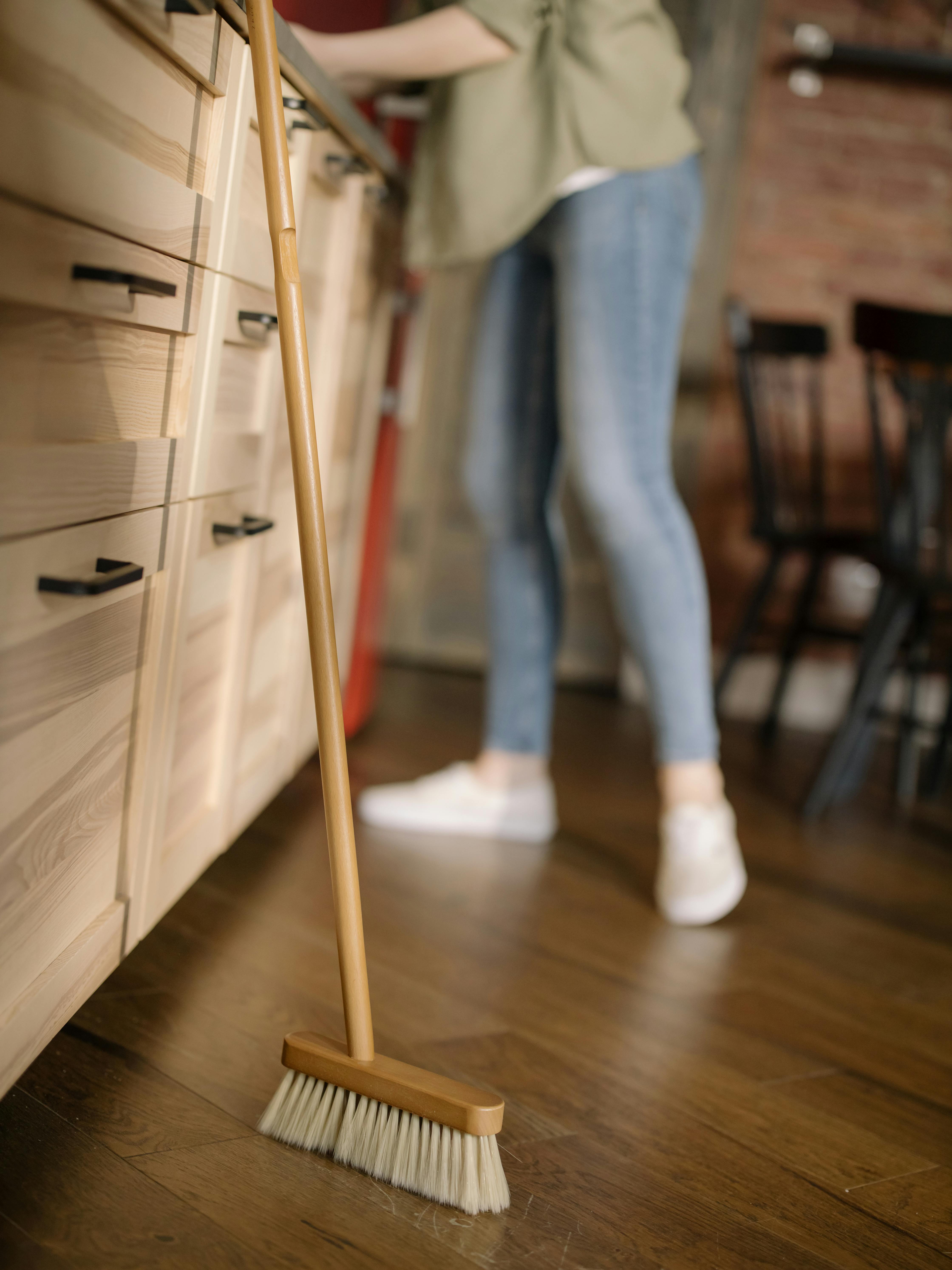 A woman cleaning | Source: Pexels