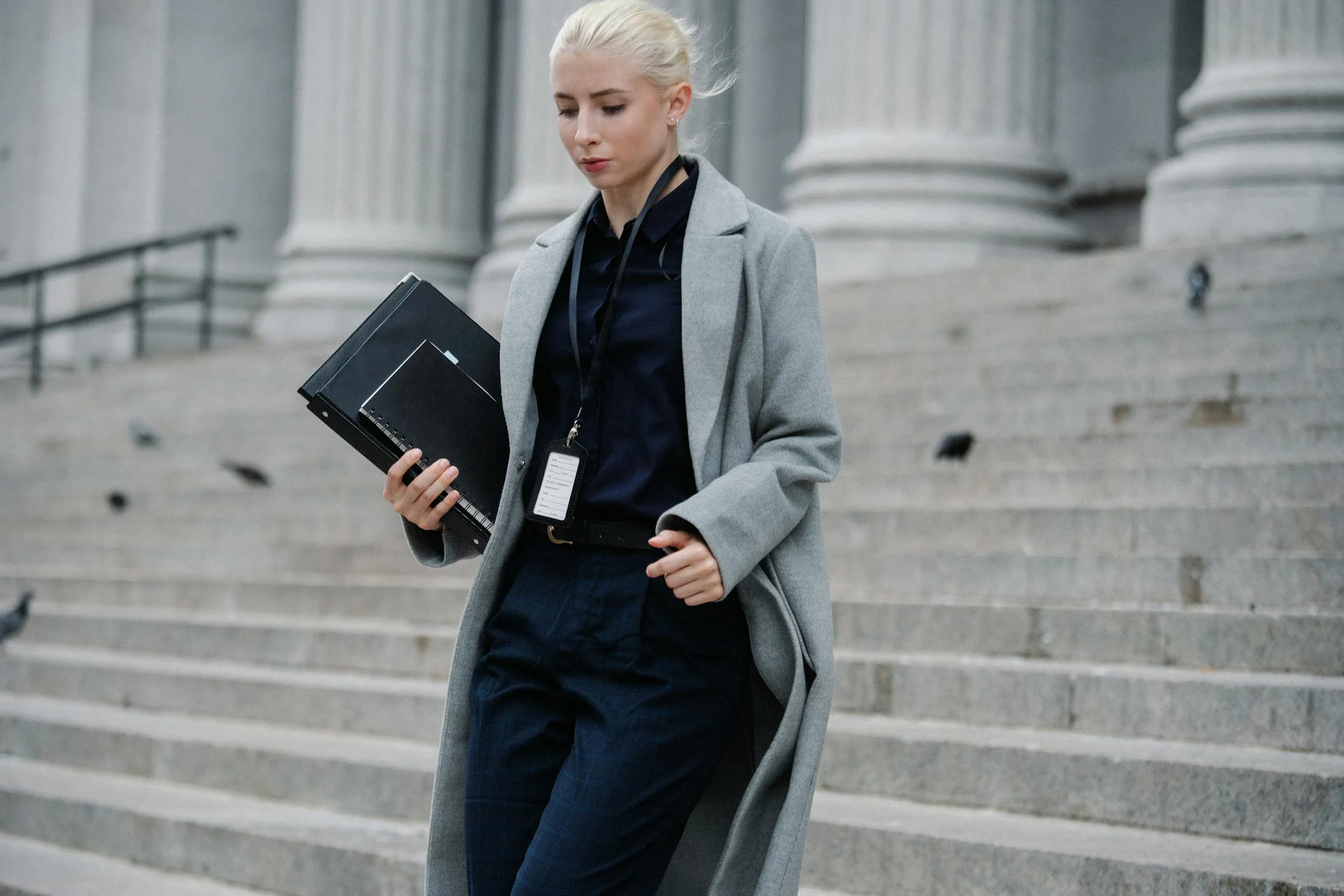 A woman walking down the stairs ⏐ Source: Pexels