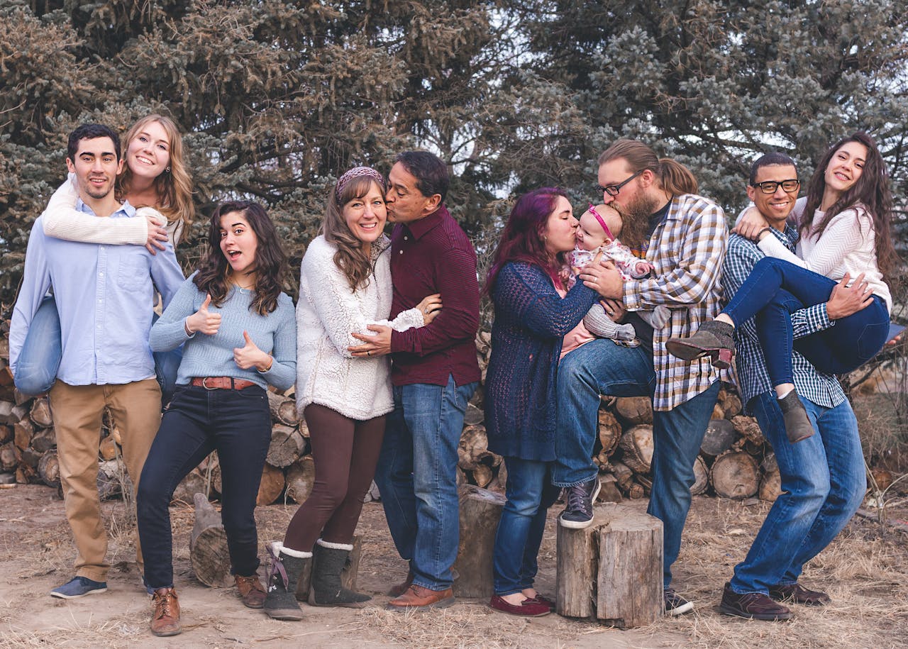 A large family posing for a picture | Source: Pexels