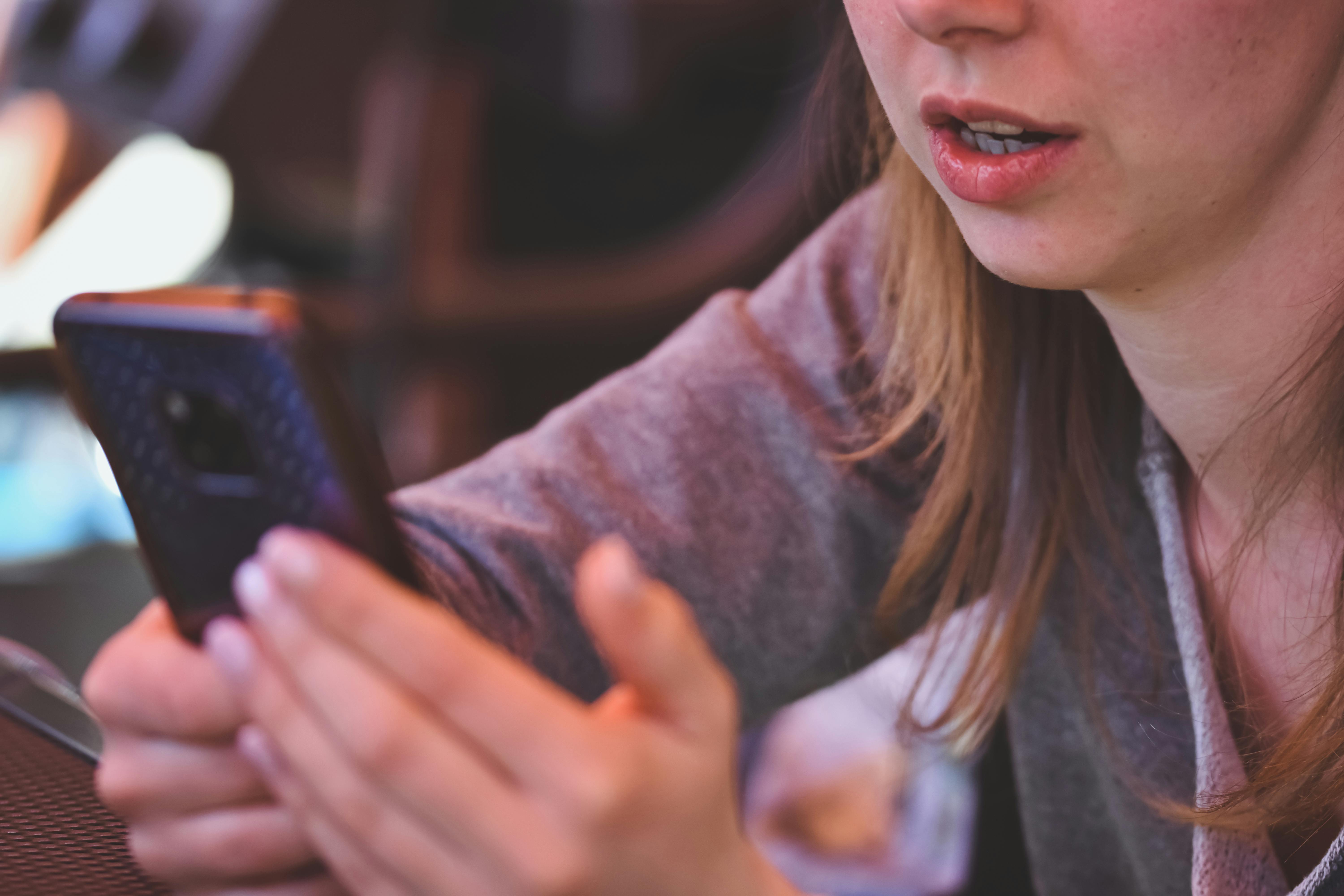 Woman using her cellphone | Source: Pexels