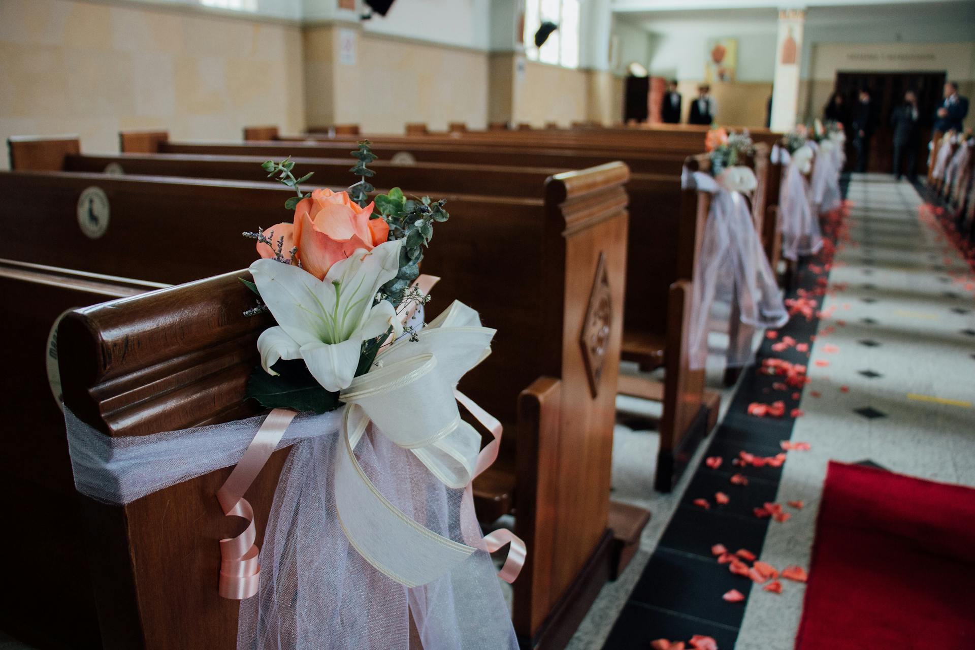 Primer plano de la decoración del pasillo de la boda | Fuente: Pexels