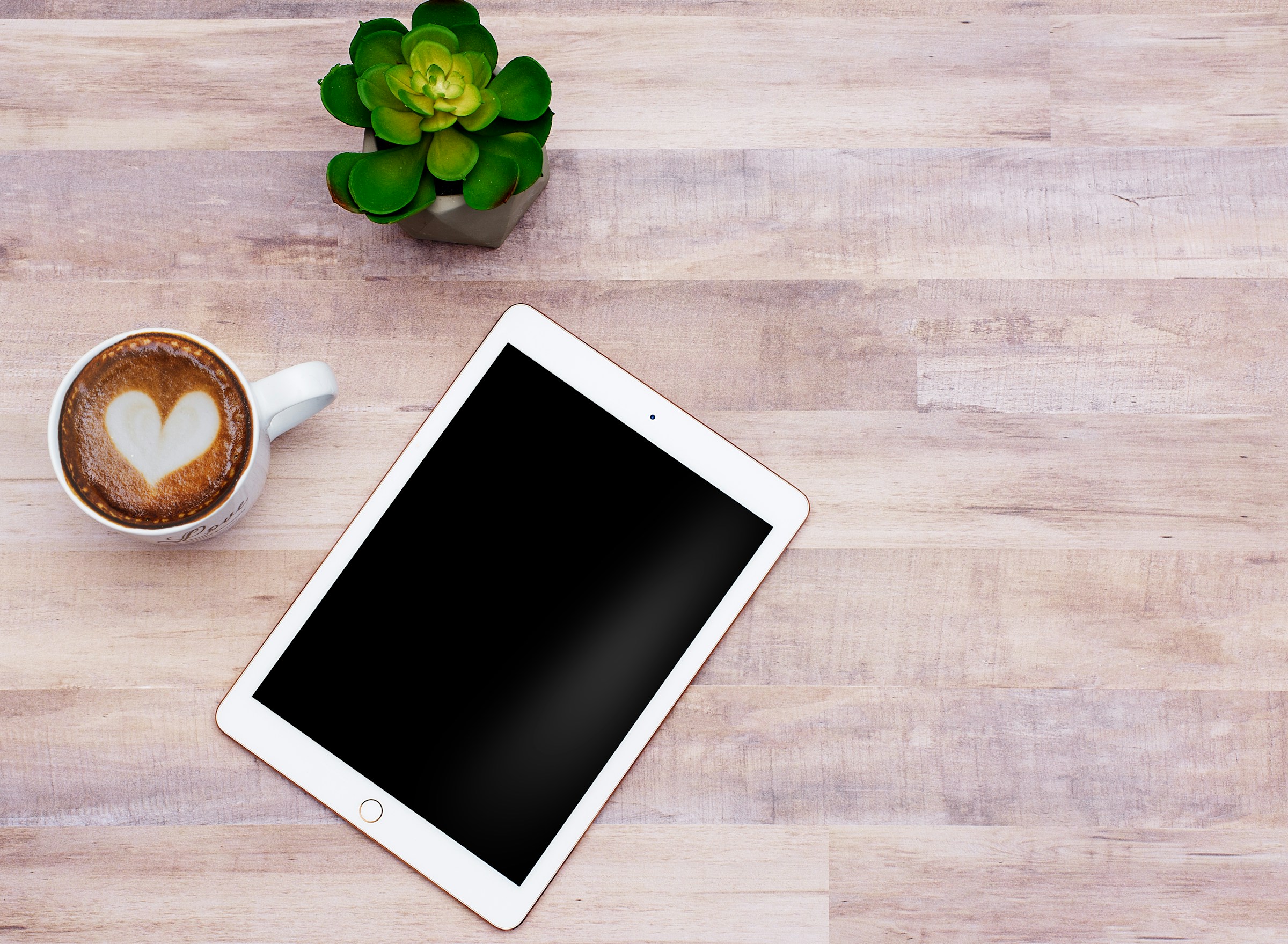 An iPad resting on a coffee table | Source: Unsplash