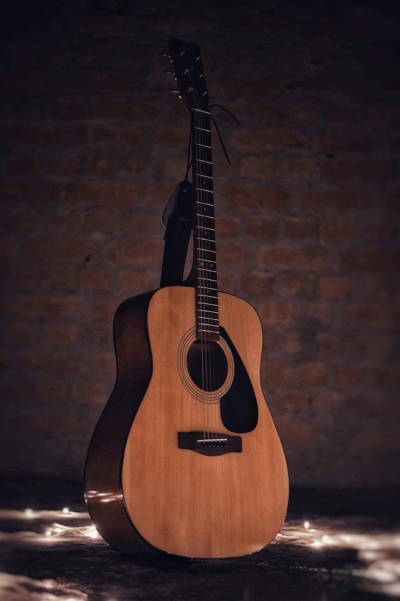 A guitar on display | Source: Pexels