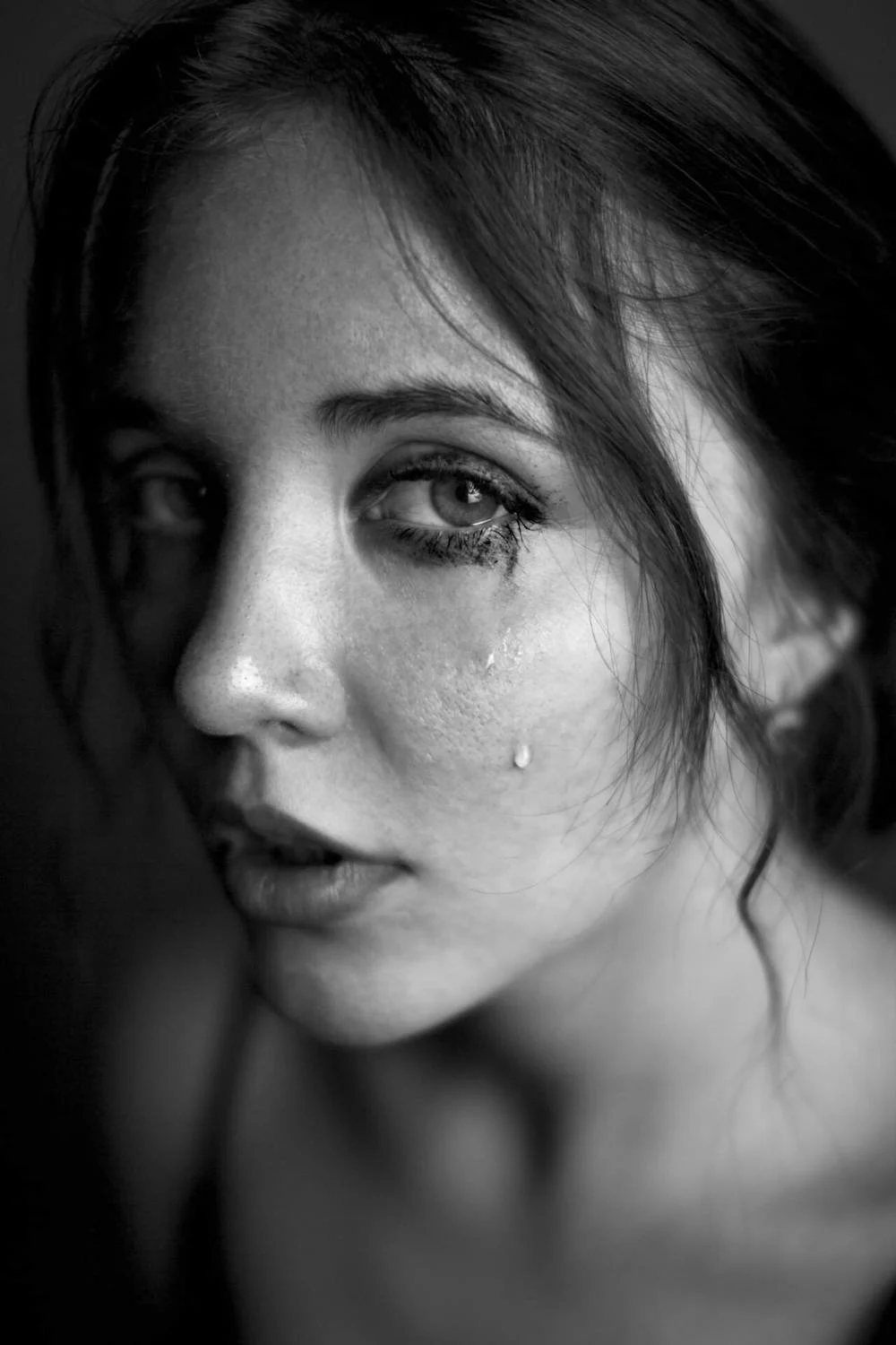 Una foto en blanco y negro de una mujer llorando | Fuente: Pexels