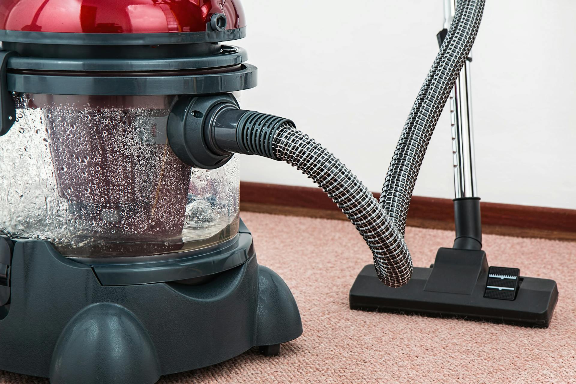 A vacuum cleaner on the floor | Source: Pexels