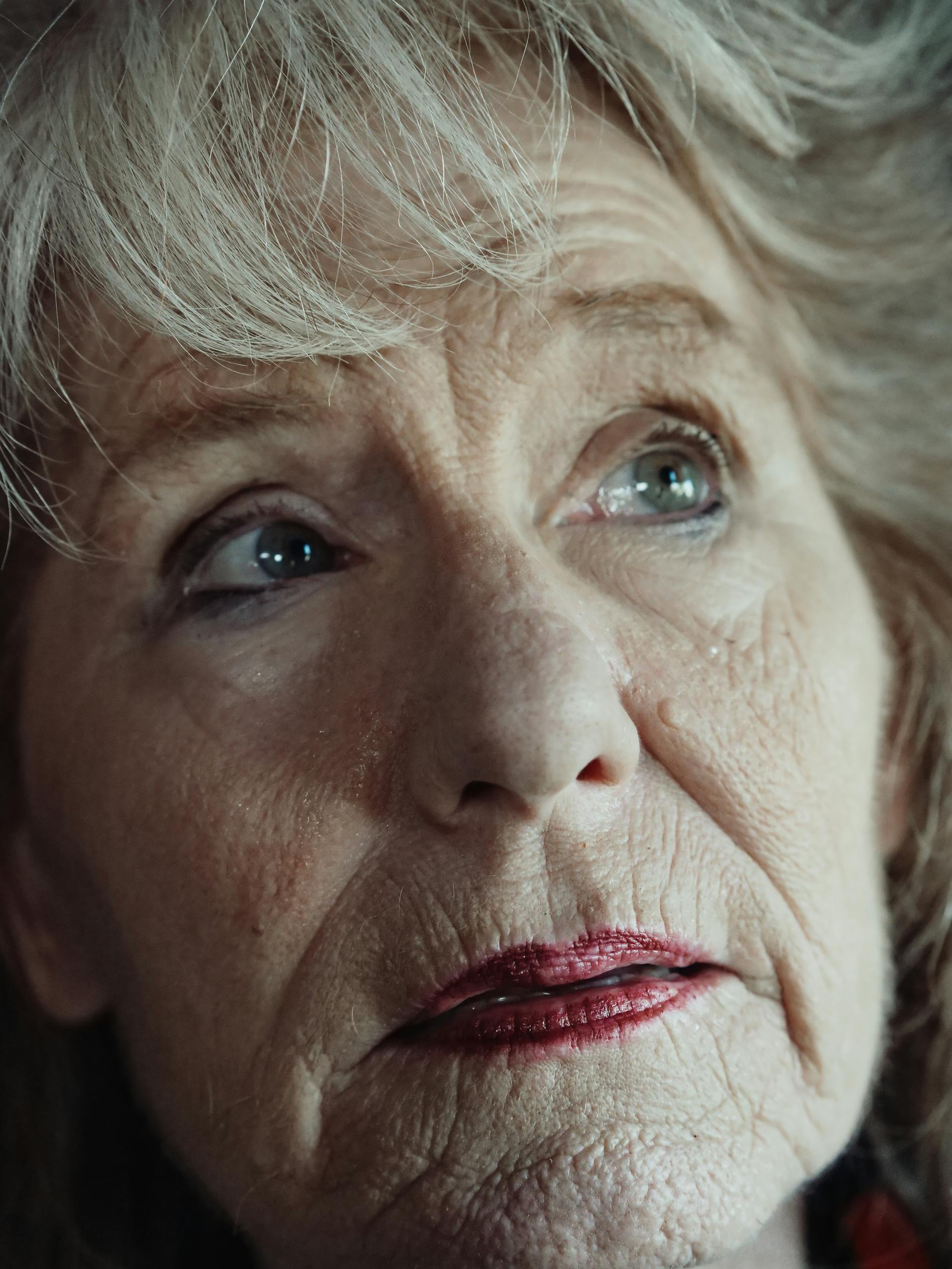 A woman staring at someone | Source: Pexels