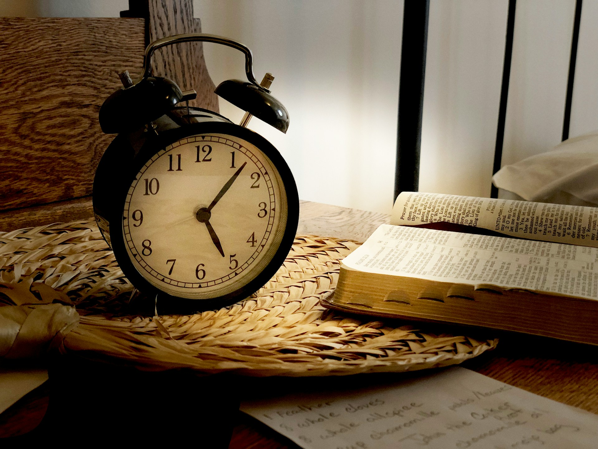 An alarm clock on the table | Source: Unsplash