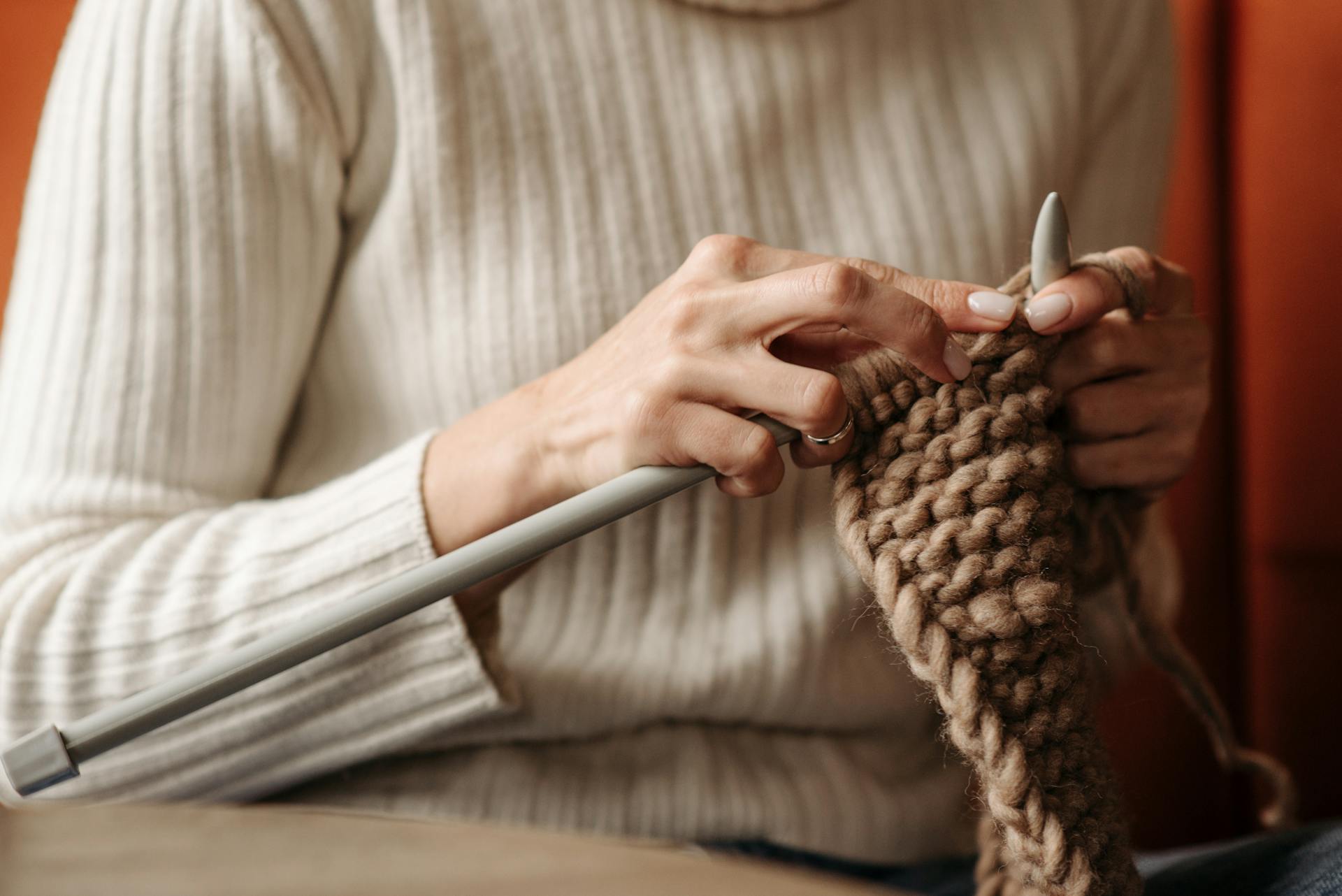 A woman knitting | Source: Pexels