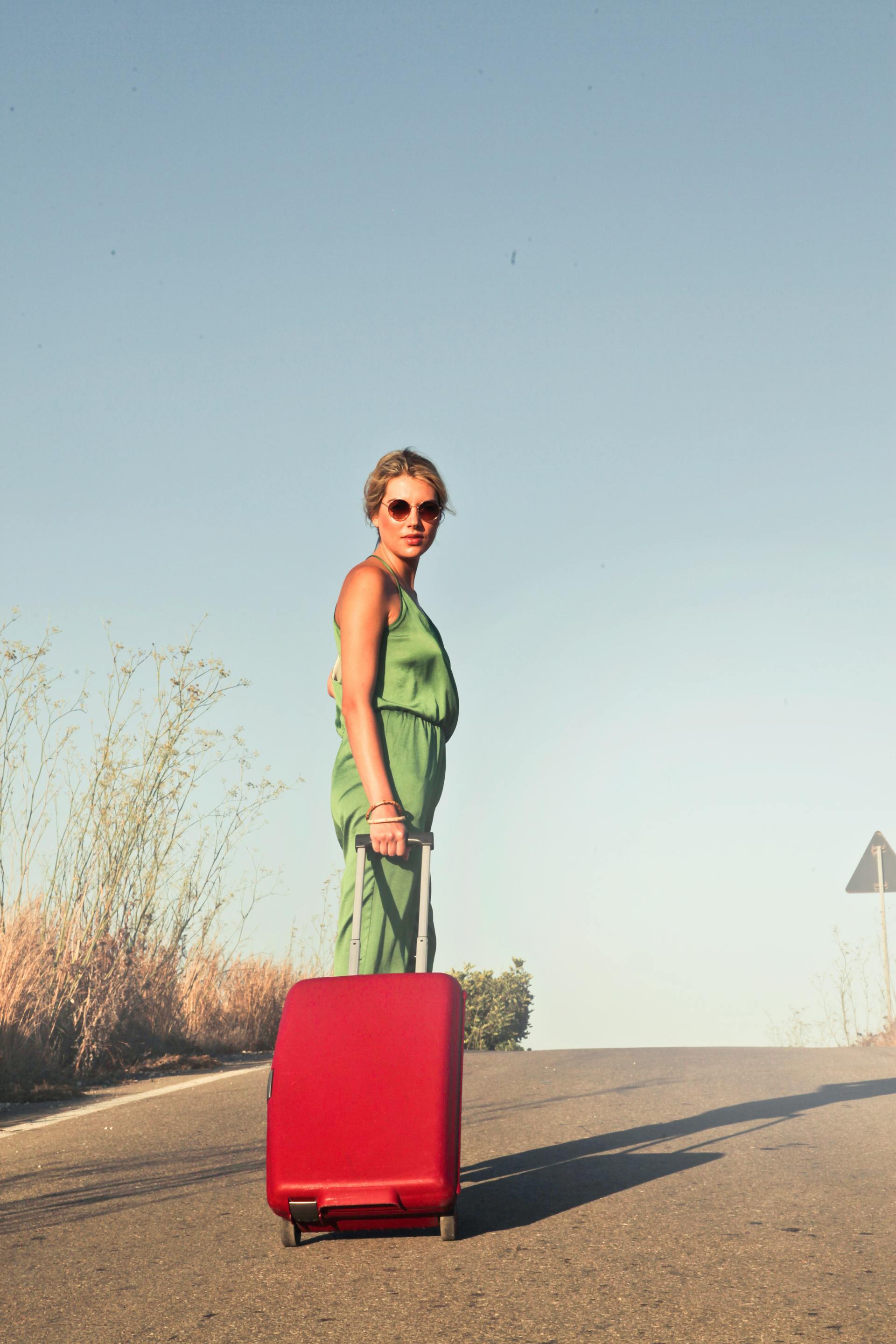 A woman holding her luggage | Source: Pexels