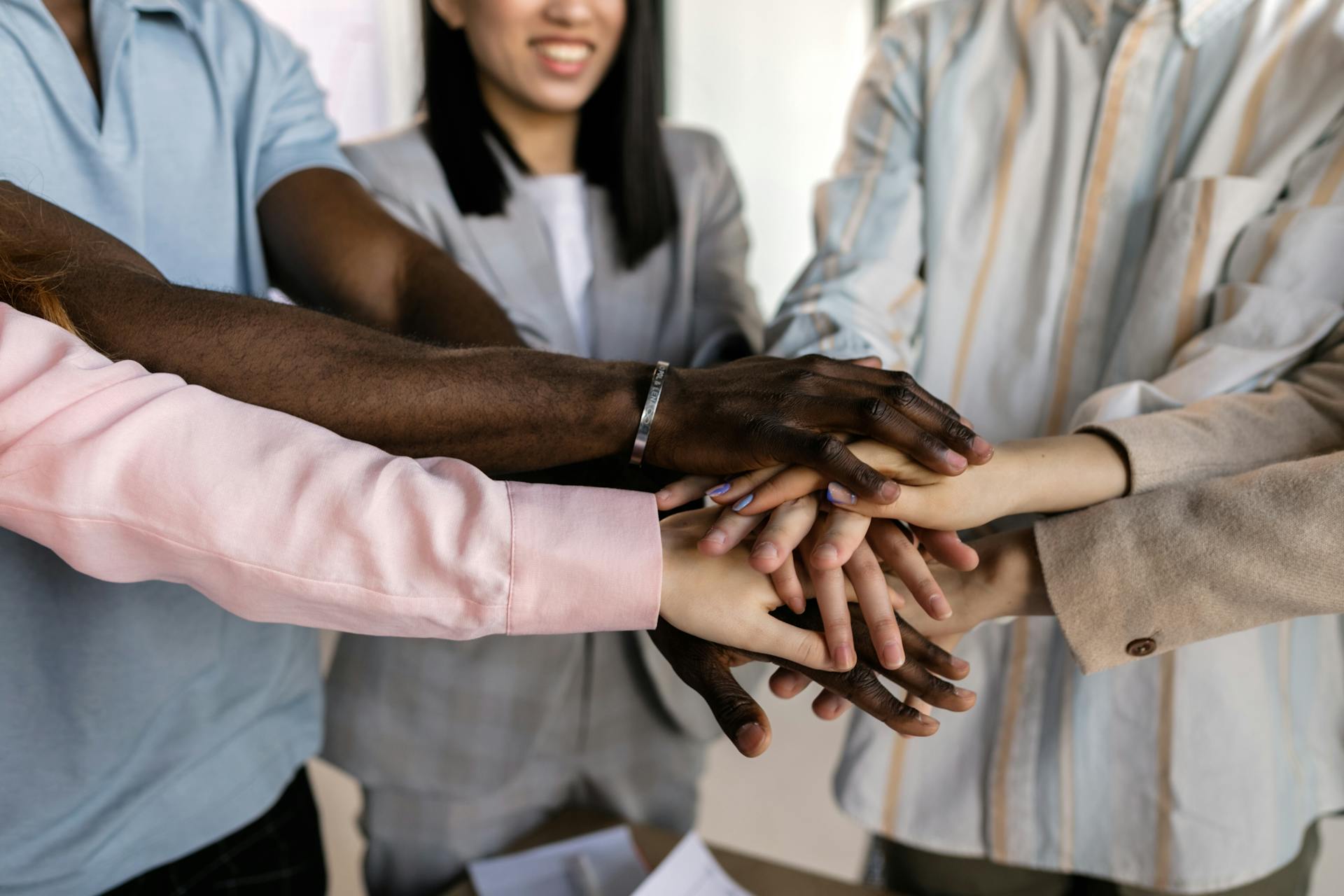A group of people stacking their hands | Source: Pexels
