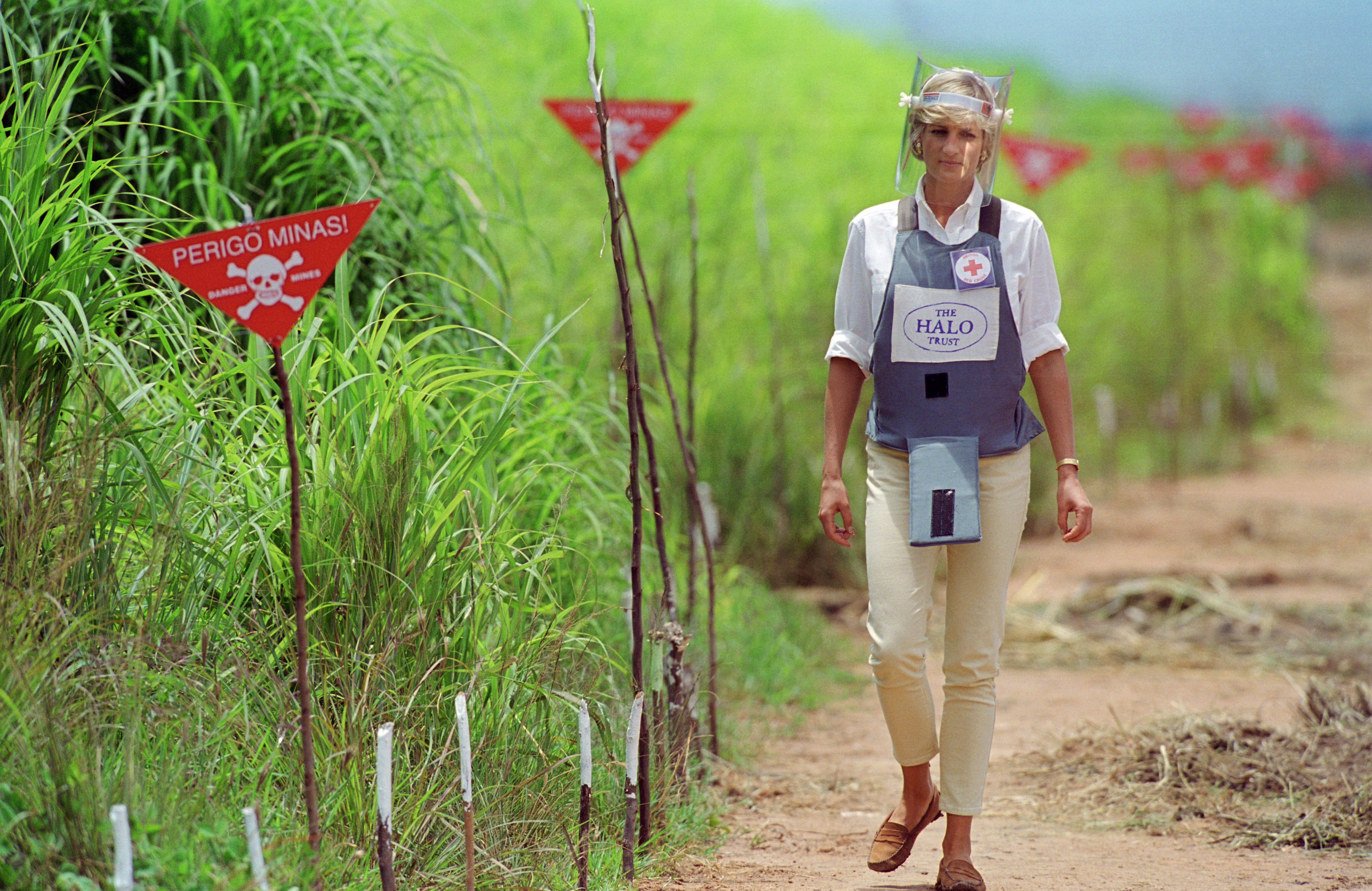 Diana, Princess of Wales wearing protective body armour and a visor visits a landmine minefield being cleared by the charity Halo in Huambo, Angola on January 15, 1997. | Source: Getty Images