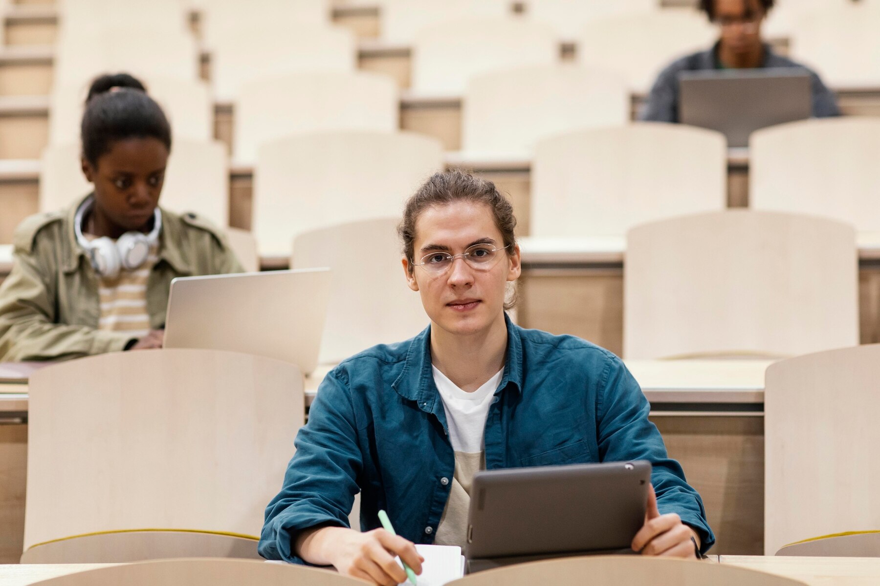 A student at a lecture | Source: Freepik