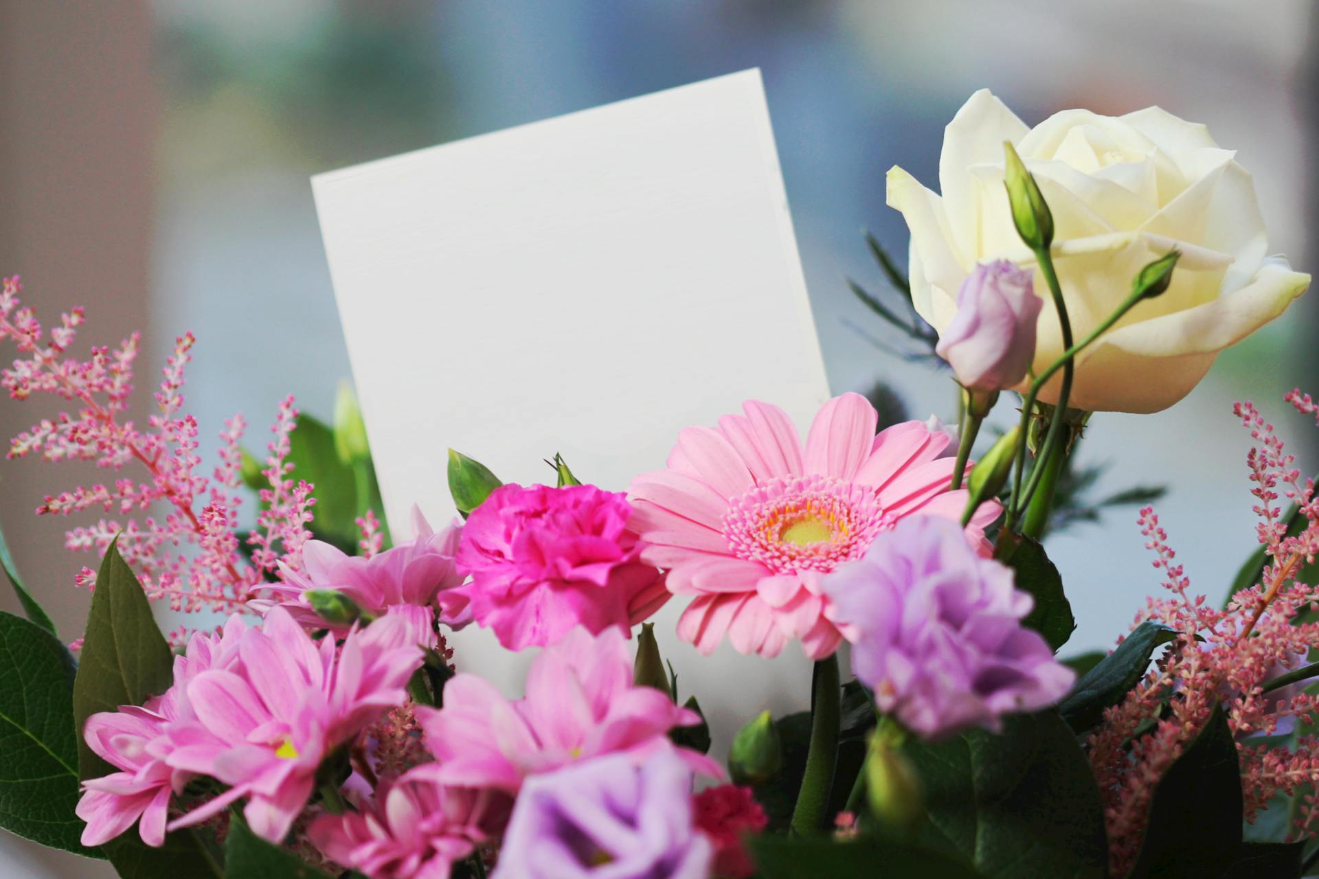 A bouquet with a card | Source: Pexels