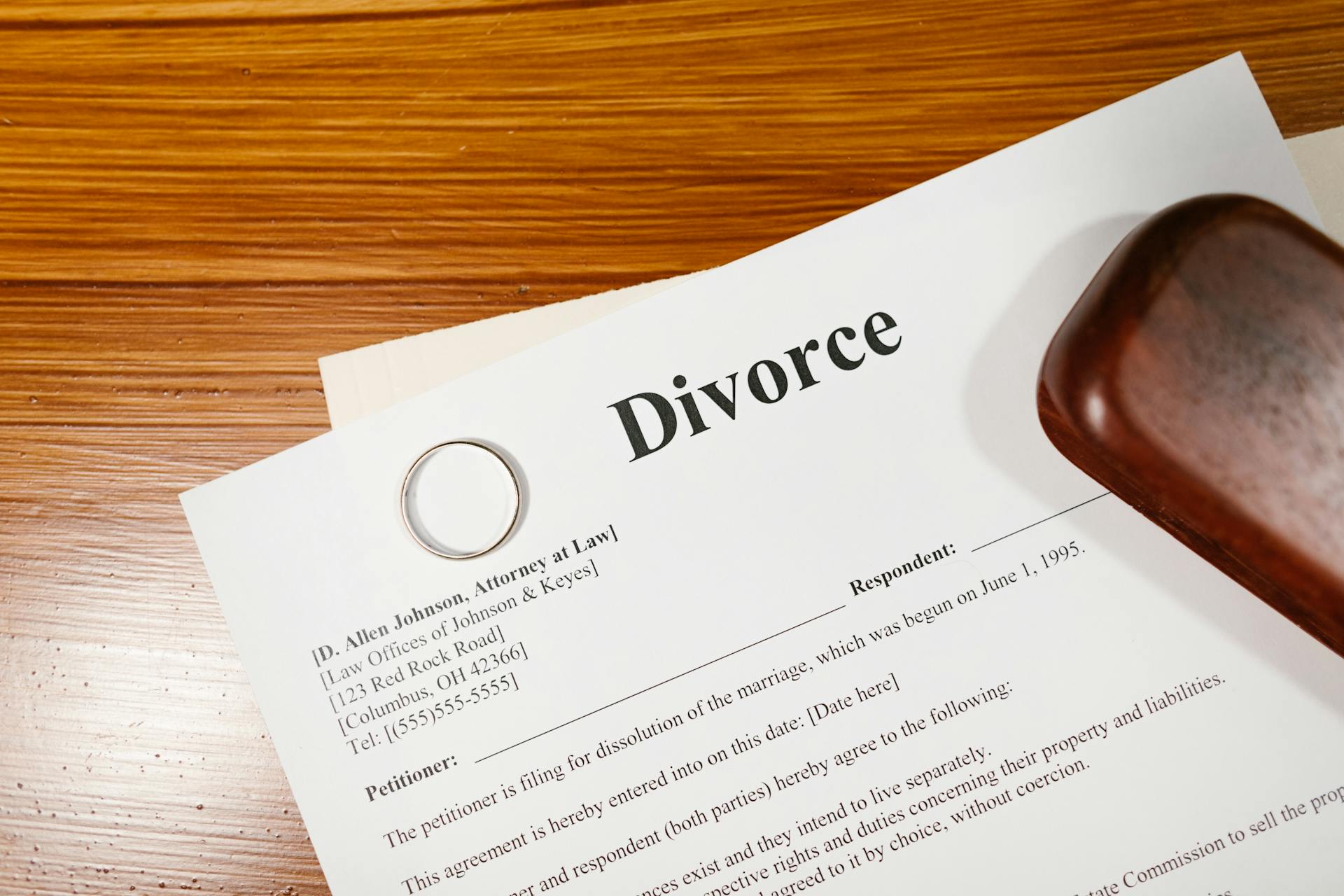 Close-up of divorce papers on a brown table | Source: Pexels