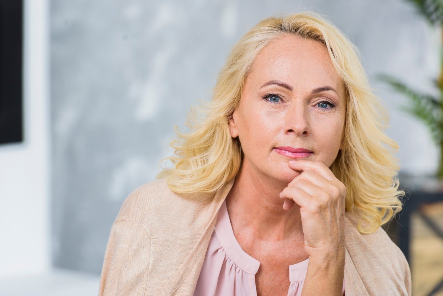 A middle-aged woman smiling | Source: Freepik