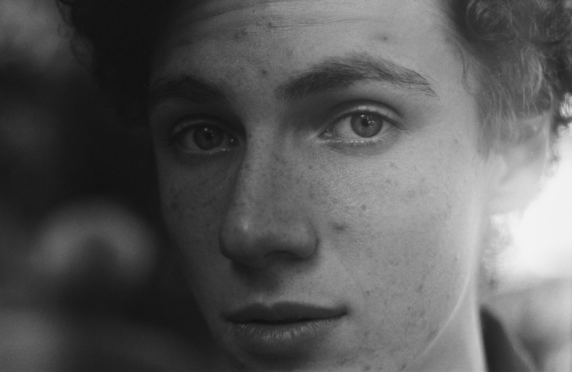 Um jovem sincero | Fonte: Unsplash