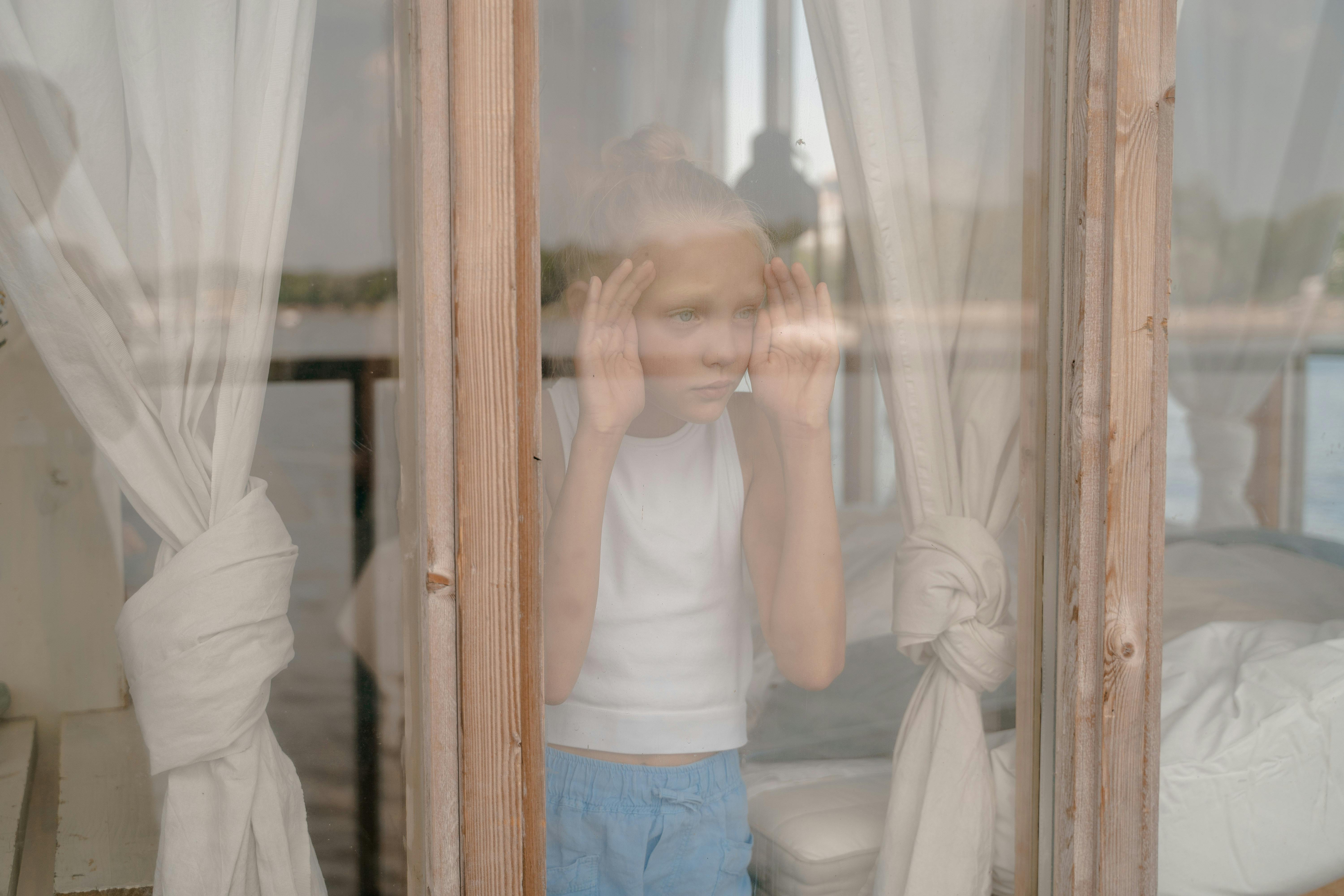 A child looking through a window | Source: Pexels