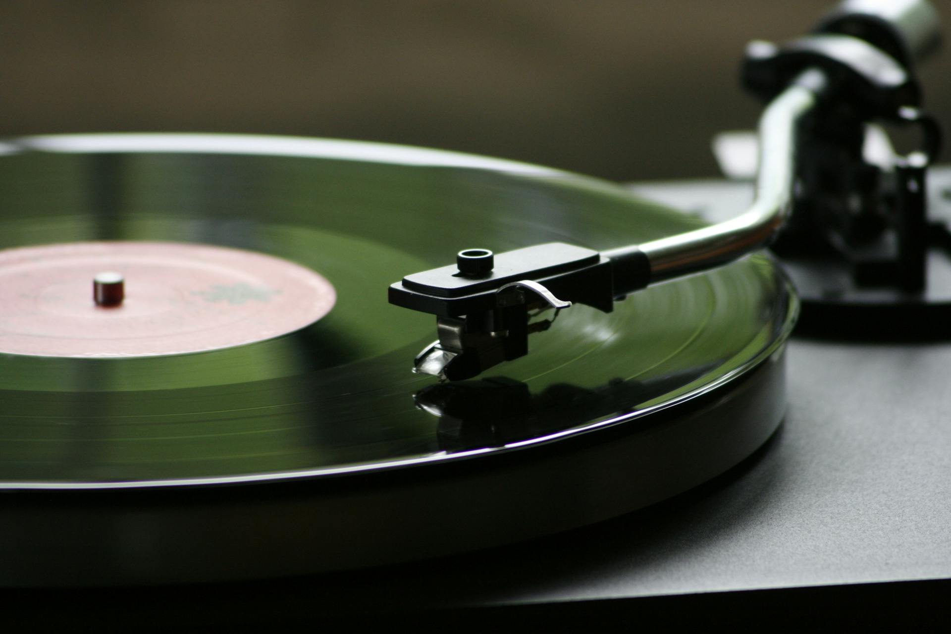 A vinyl record playing | Source: Pexels