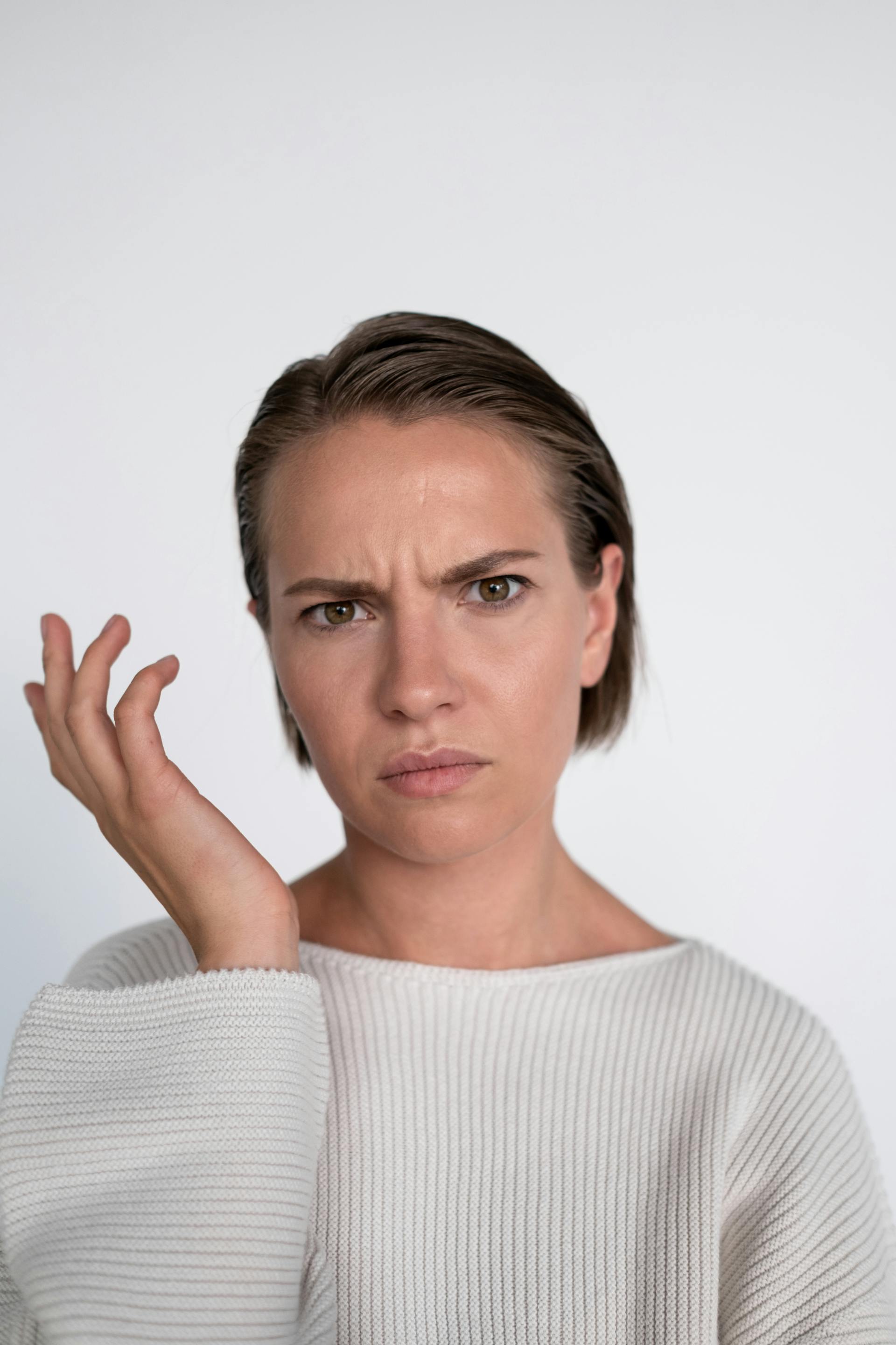 A woman with a confused frown | Source: Pexels