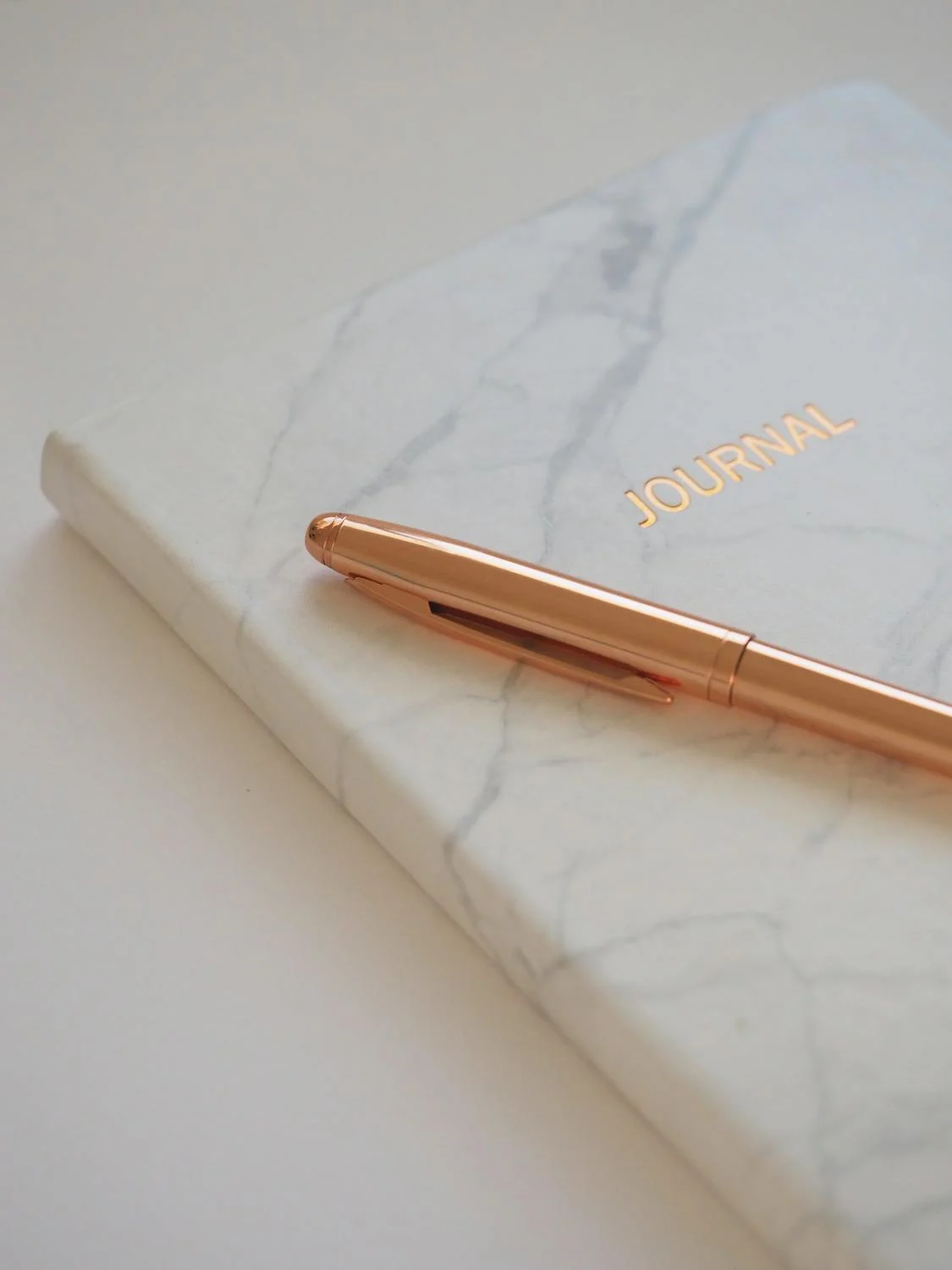 A journal and a pen | Source: Pexels