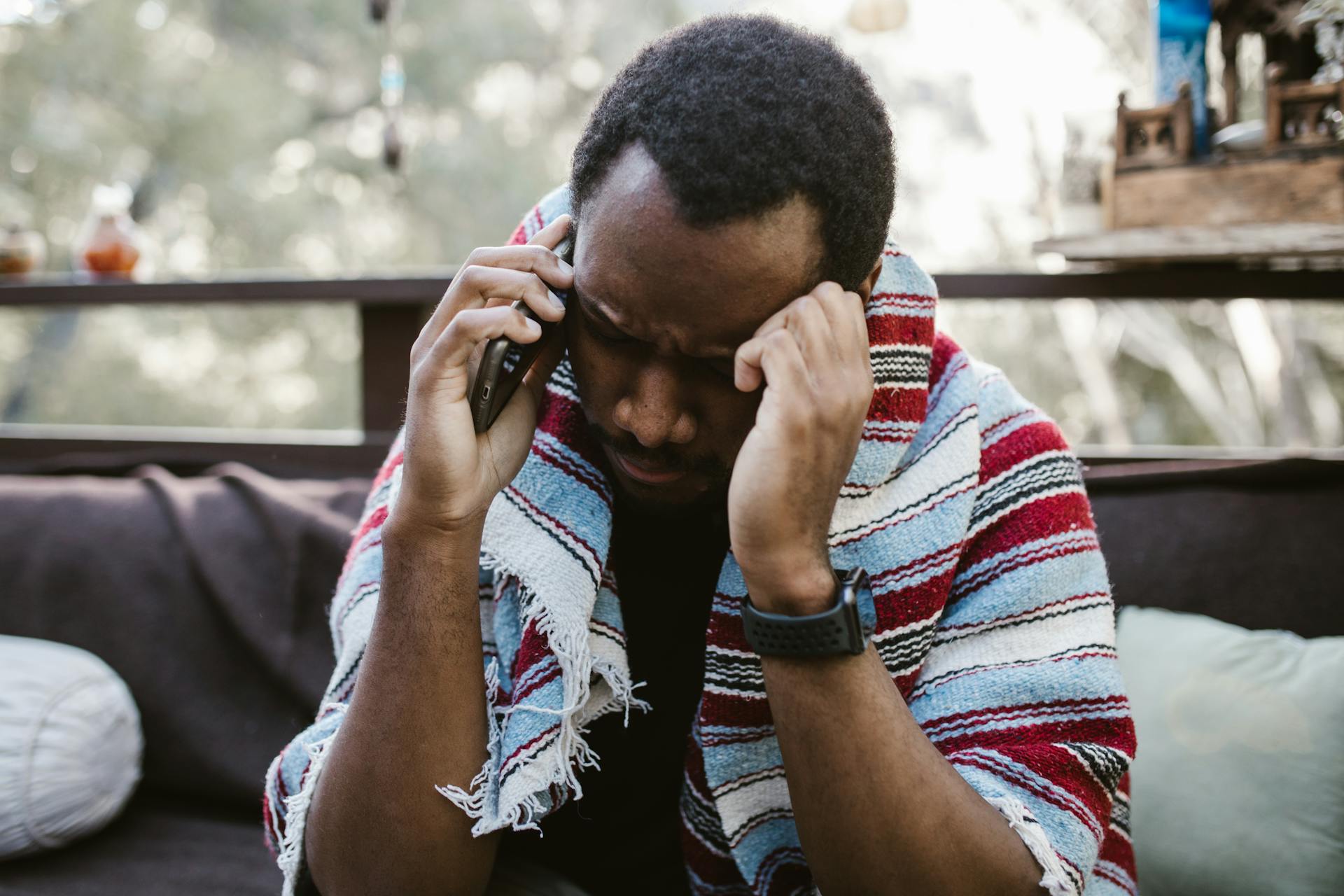 An anxious man talking on the phone | Source: Pexels