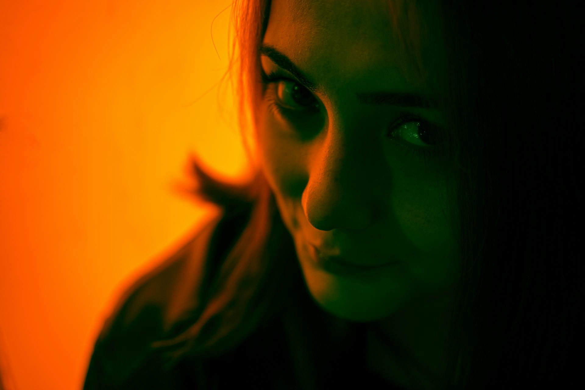 A woman with a secretive smile | Source: Pexels
