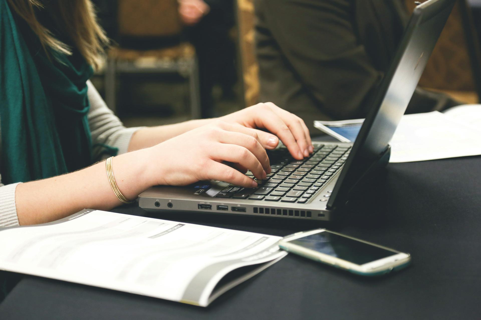 A woman working on her laptop | Source: Pexels