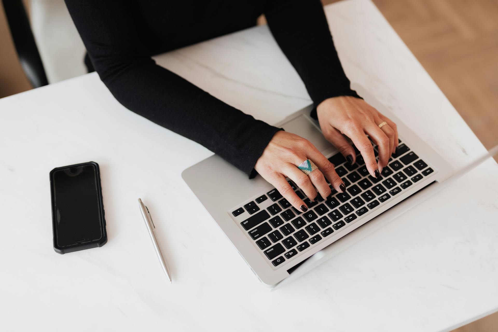 A woman working in an office | Source: Pexels