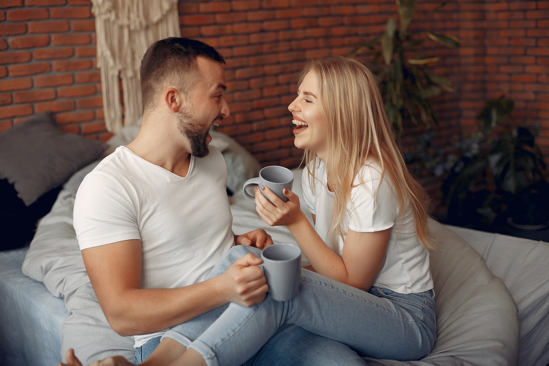 A couple laughing and talking | Source: Freepik