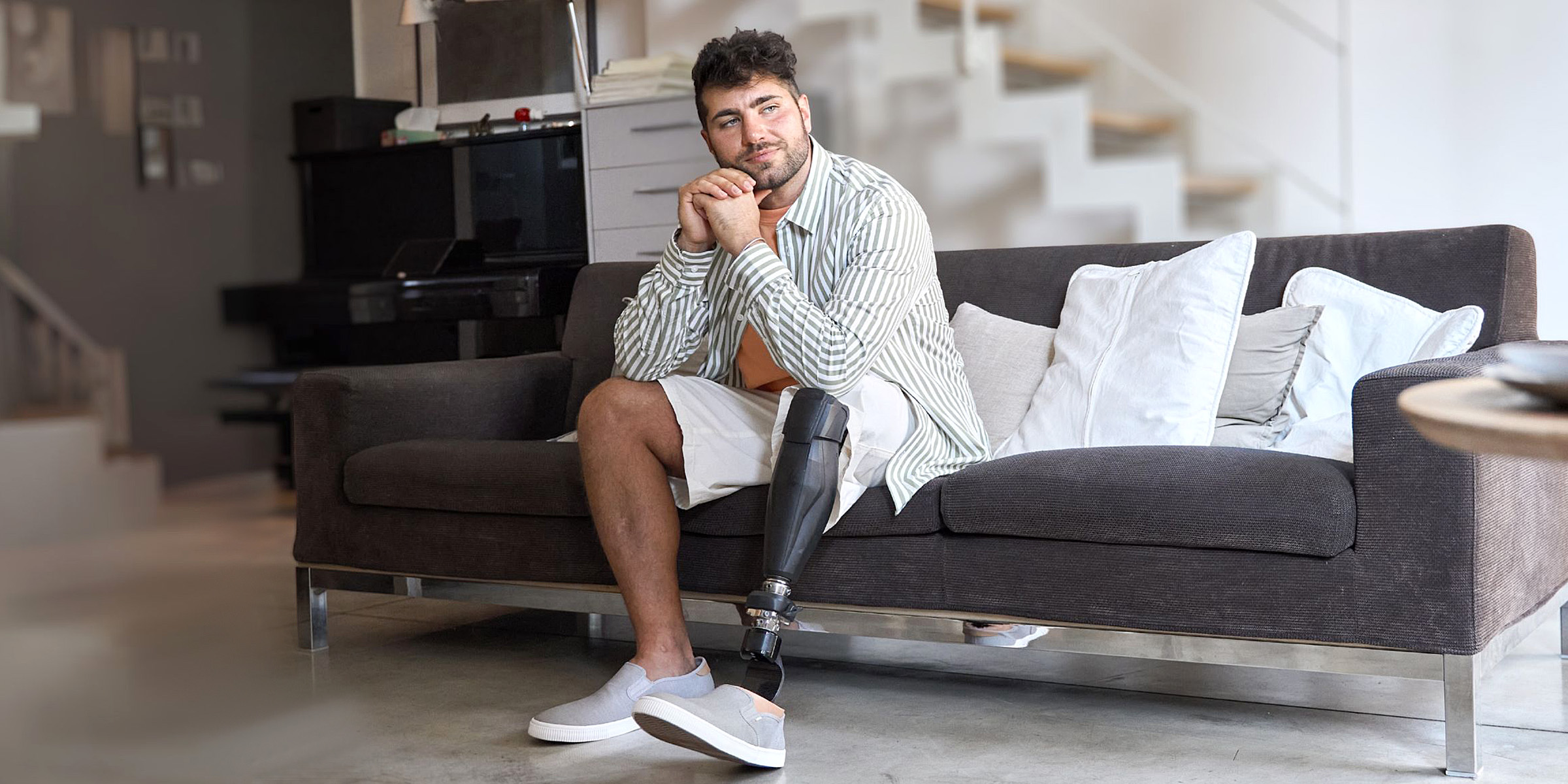 A young man with a prosthetic leg | Source: Shutterstock