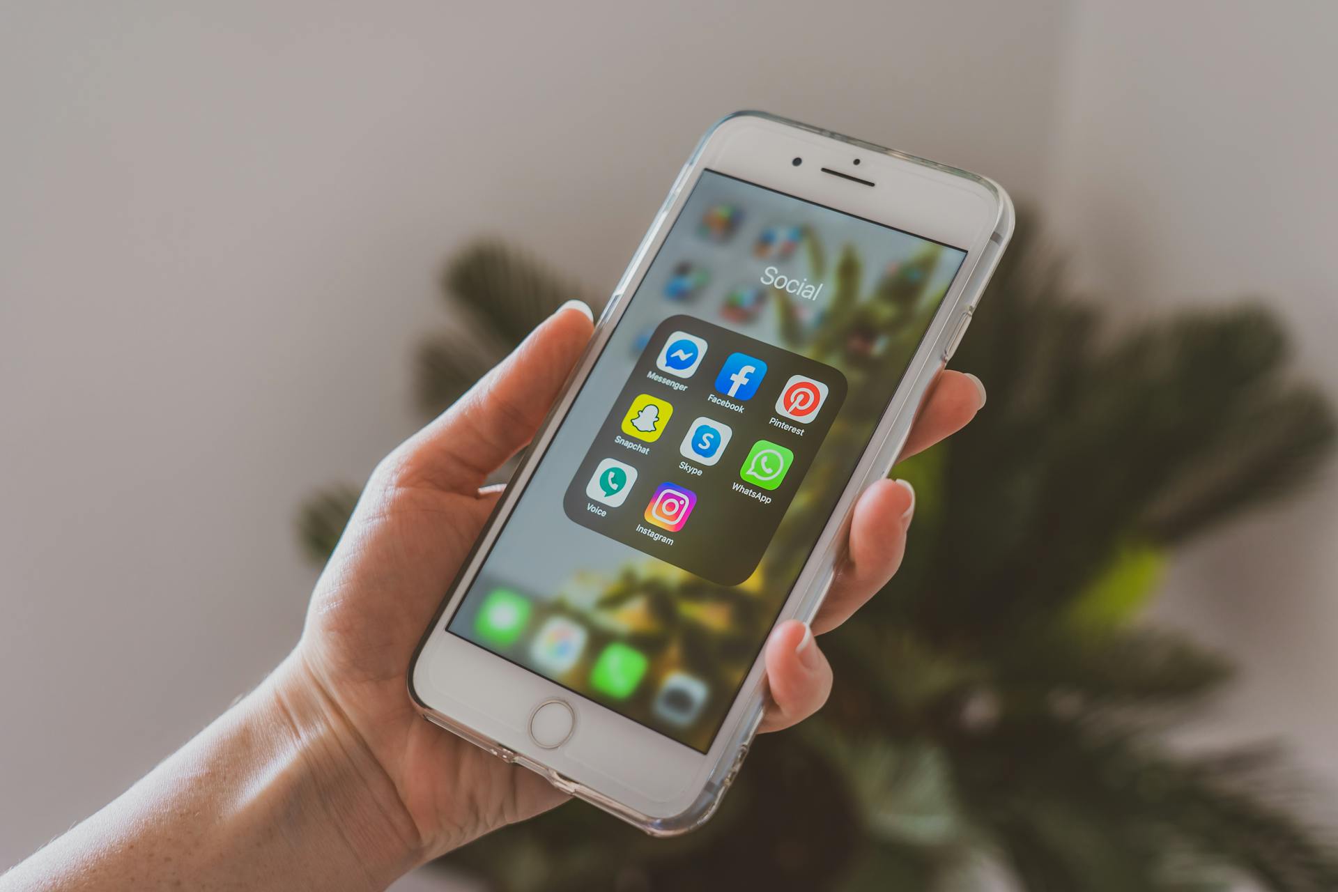 Social media apps displayed on a woman's phone screen | Source: Pexels