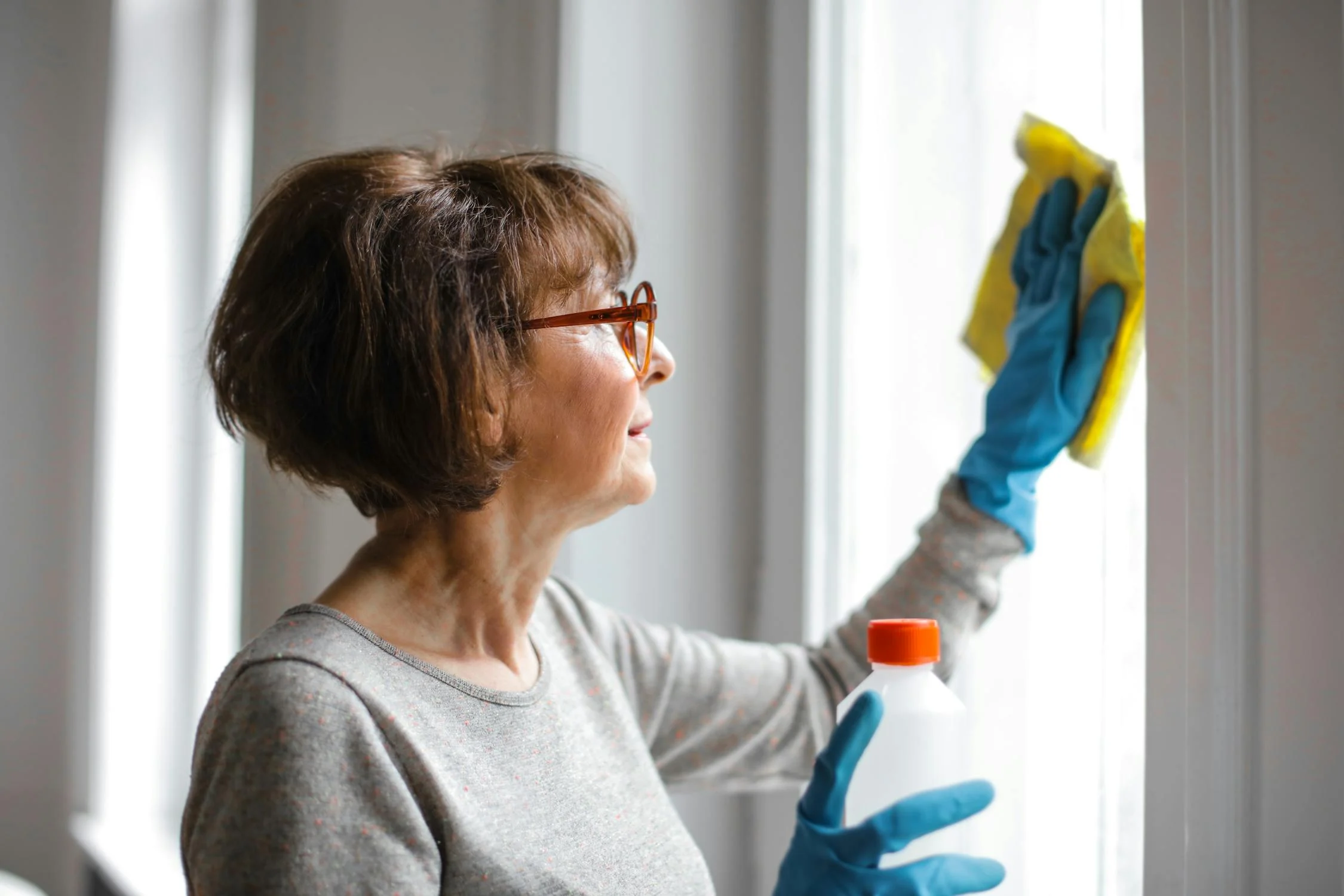 A woman cleaning a window | Source: Pexels