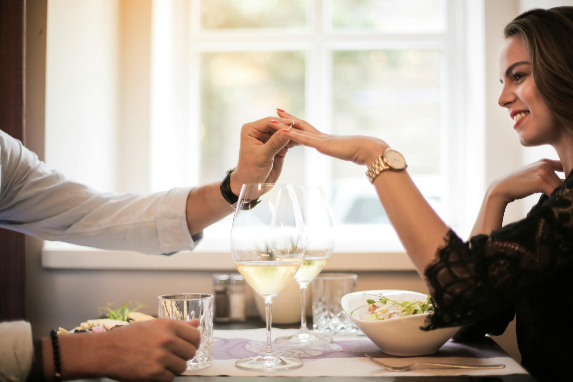 A man placing a ring on a woman's finger | Source: Pexels