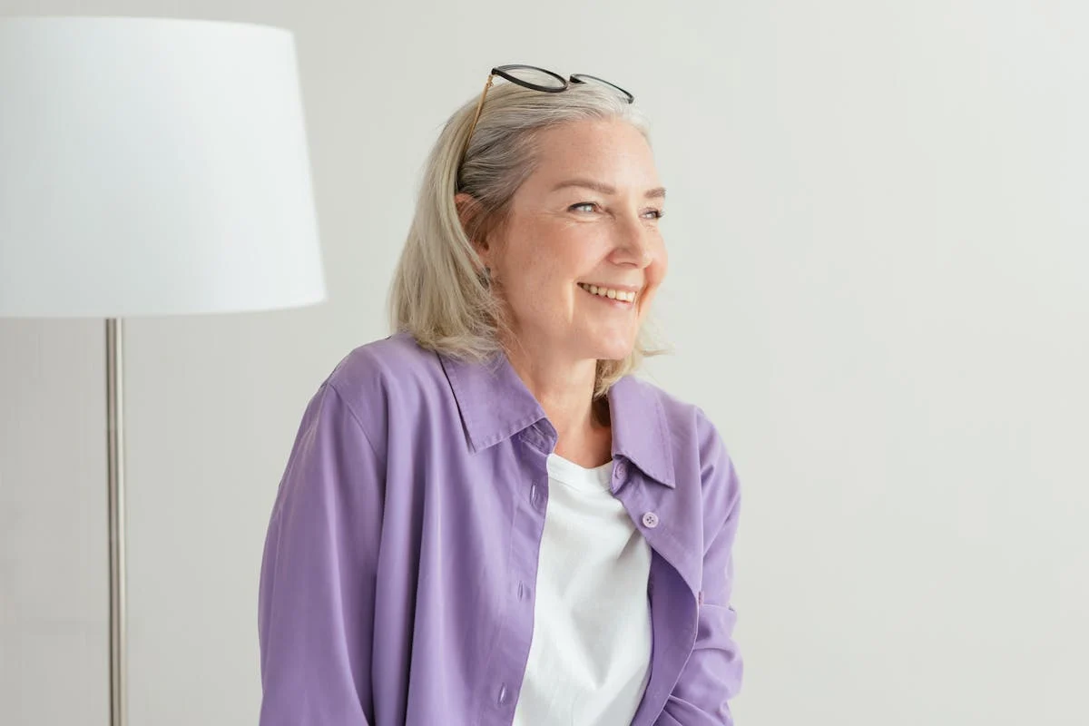 A siling elderly woman | Source: Pexels