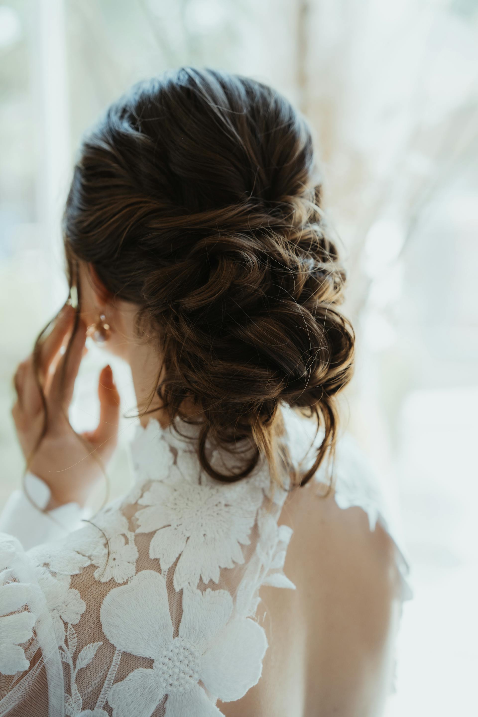 A back view of a woman in a bridal dress | Source: Pexels