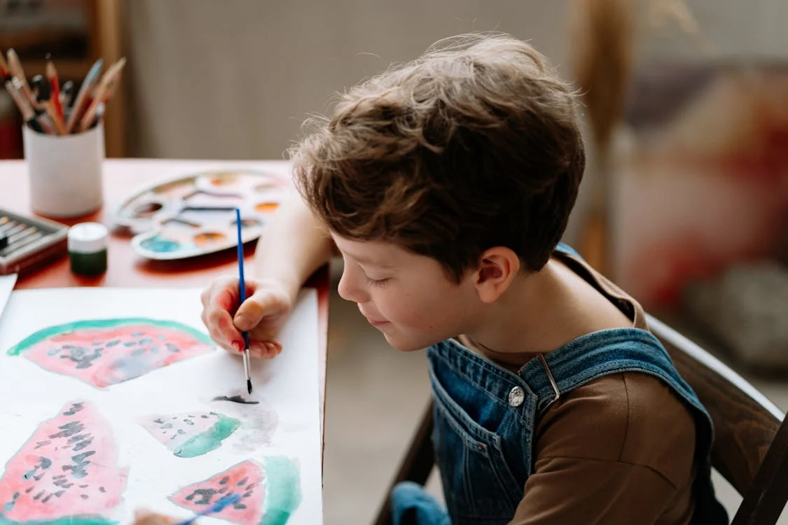 A boy drawing | Source: Pexels