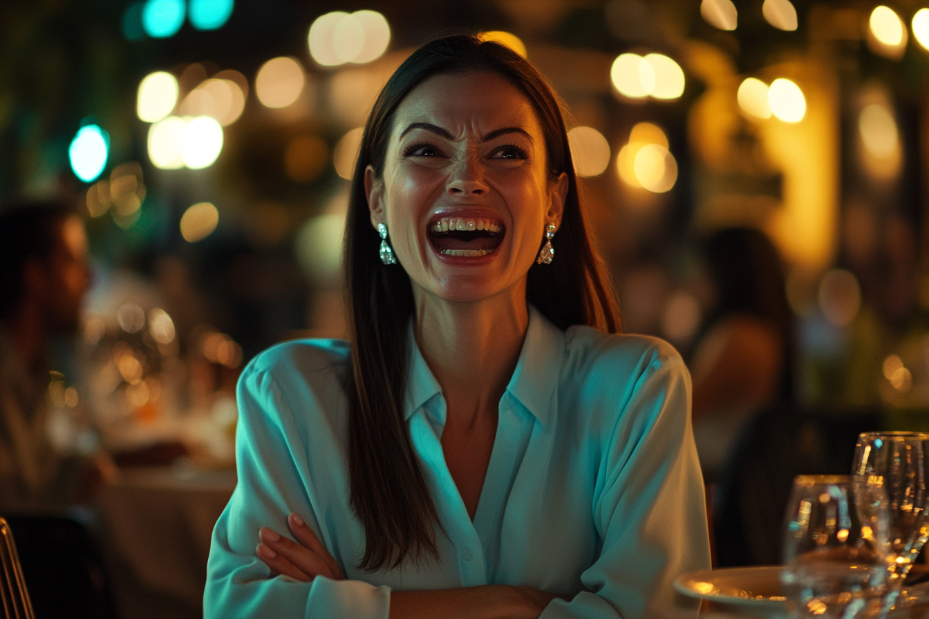 Une femme aux yeux furieux rit durement dans un restaurant | Source : Midjourney