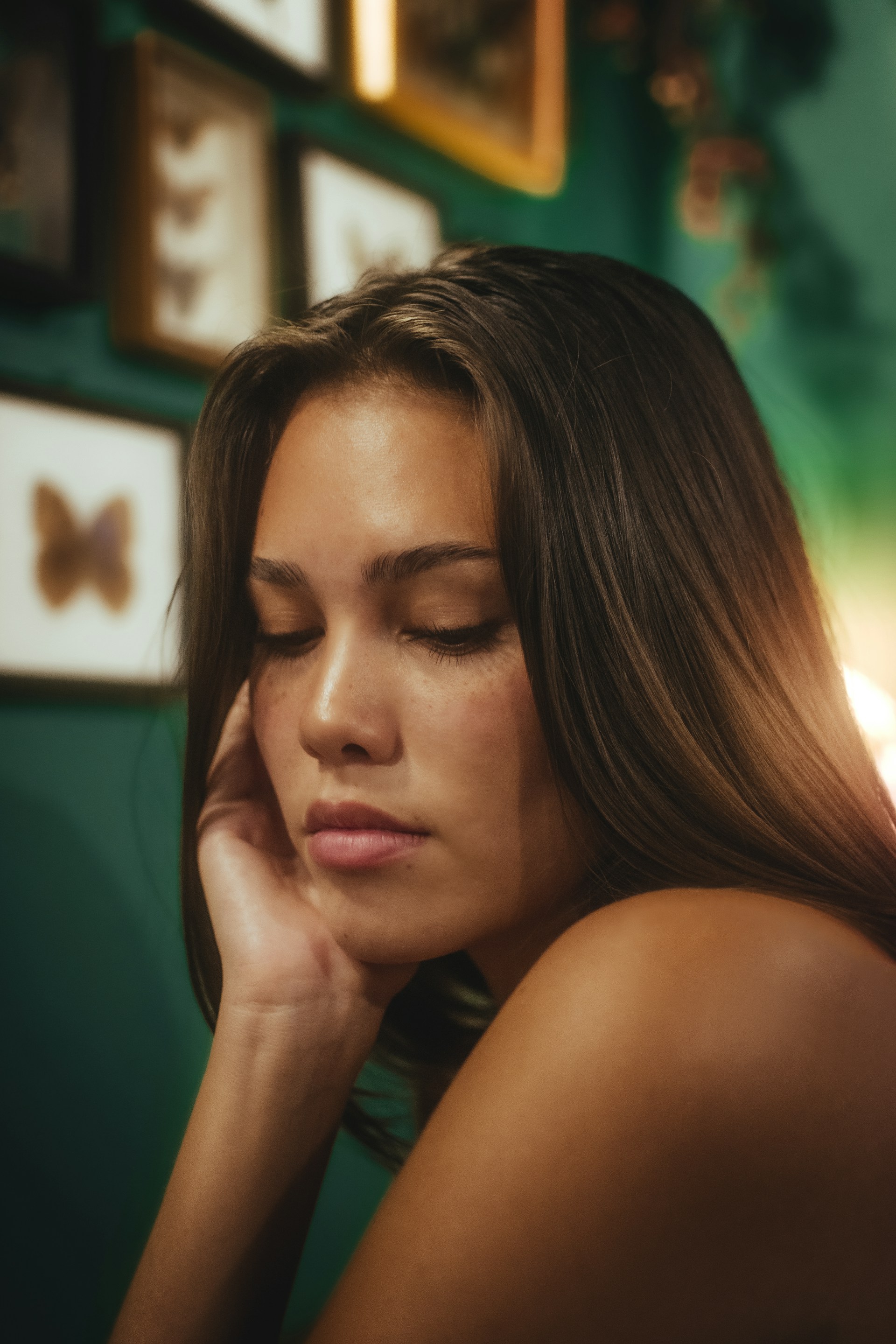 A woman resting her head in her hand | Source: Unsplash