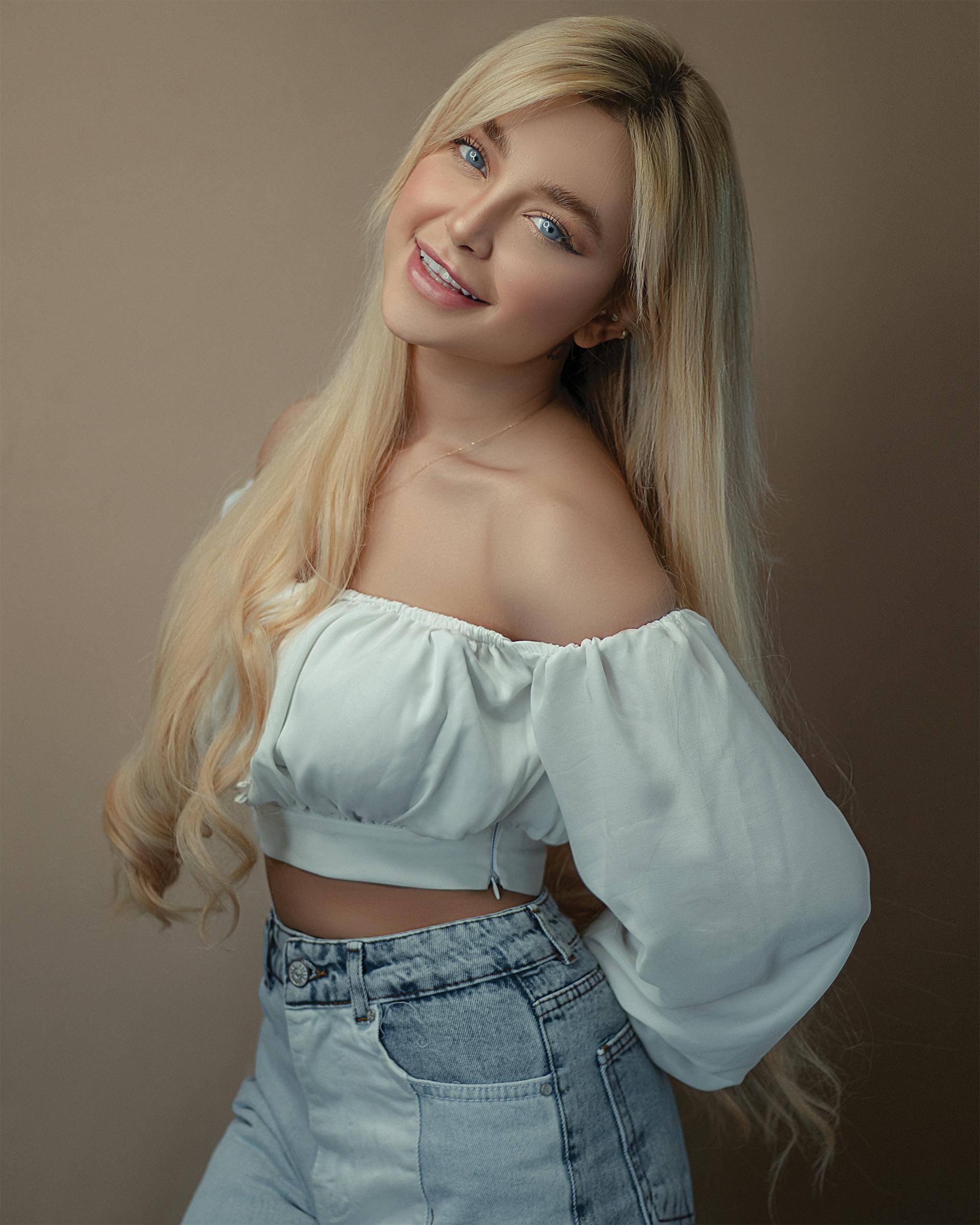 A teen girl smiling at someone | Source: Pexels