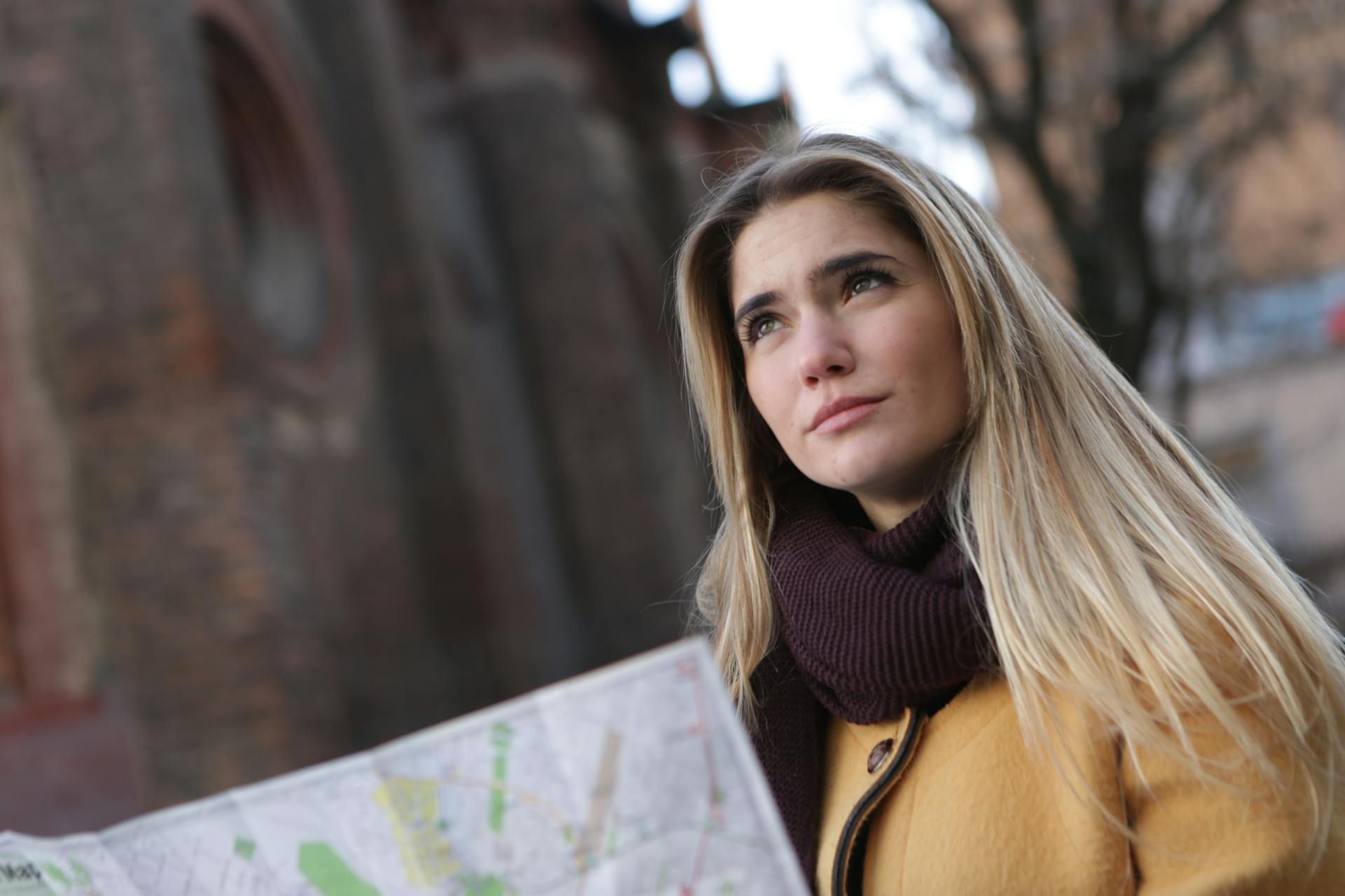 A woman staring at something | Source: Pexels