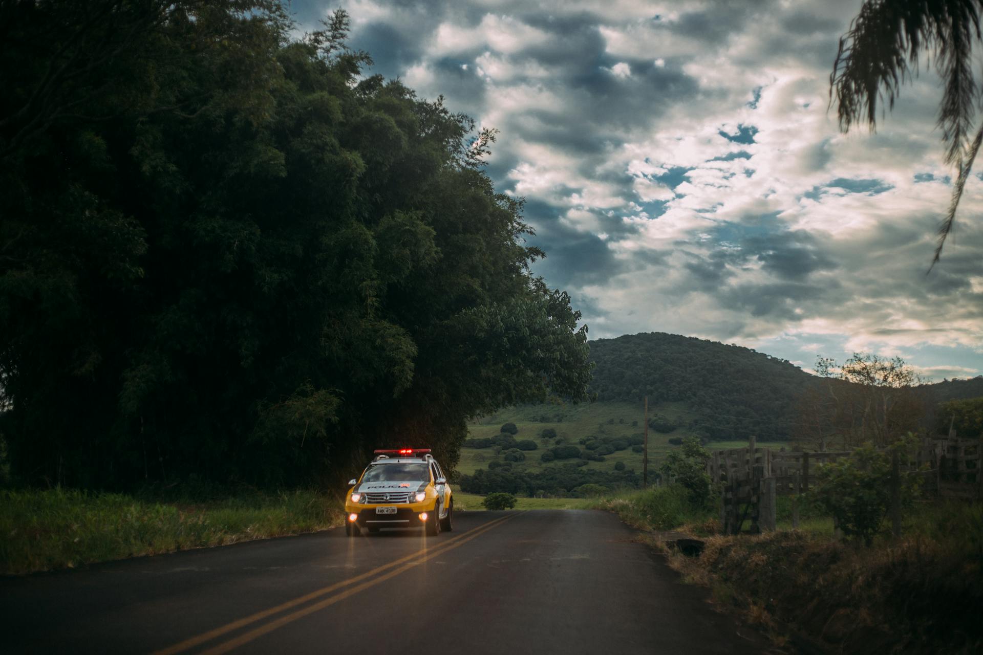 A police car driving on a road | Source: Pexels