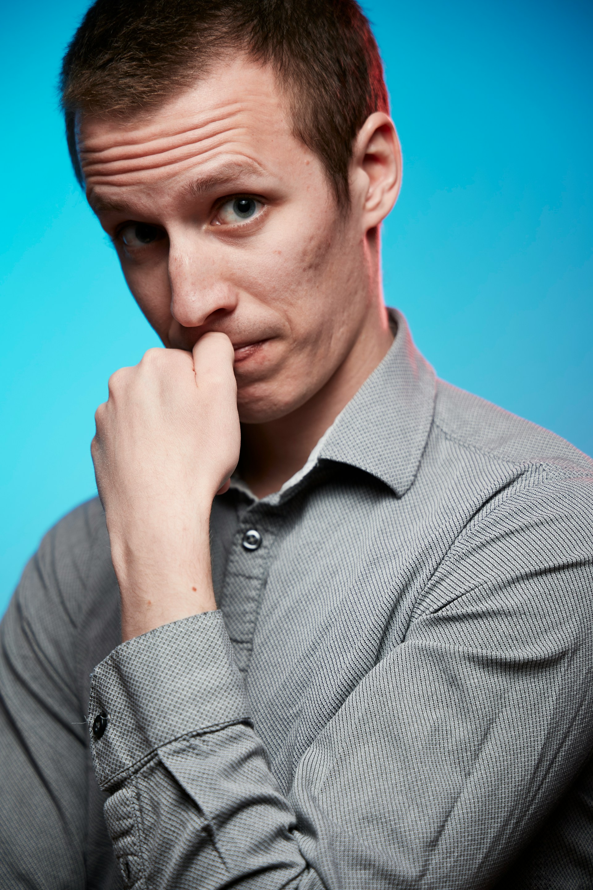 A man staring expectantly at someone | Source: Unsplash