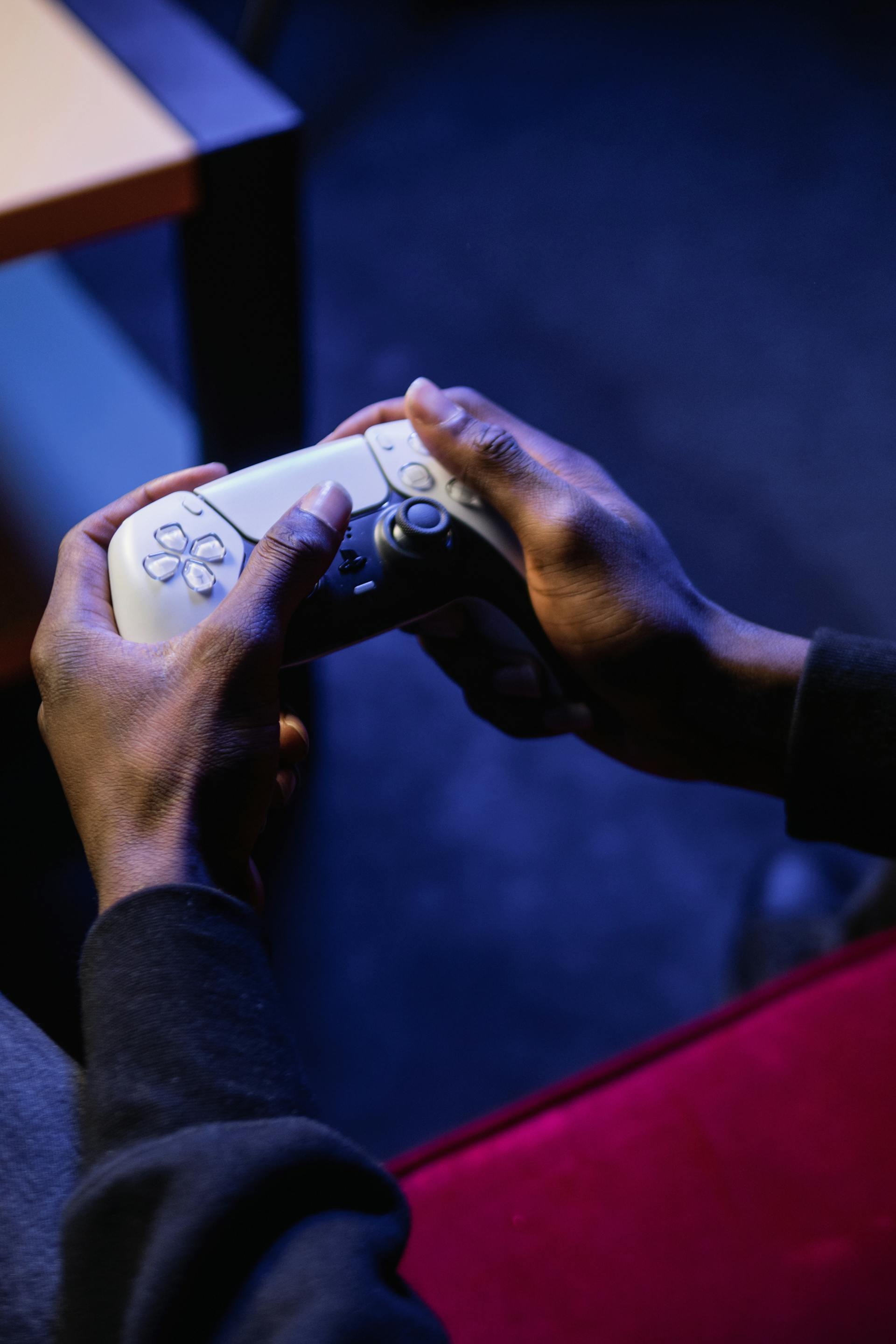 A person holding a controller | Source: Pexels