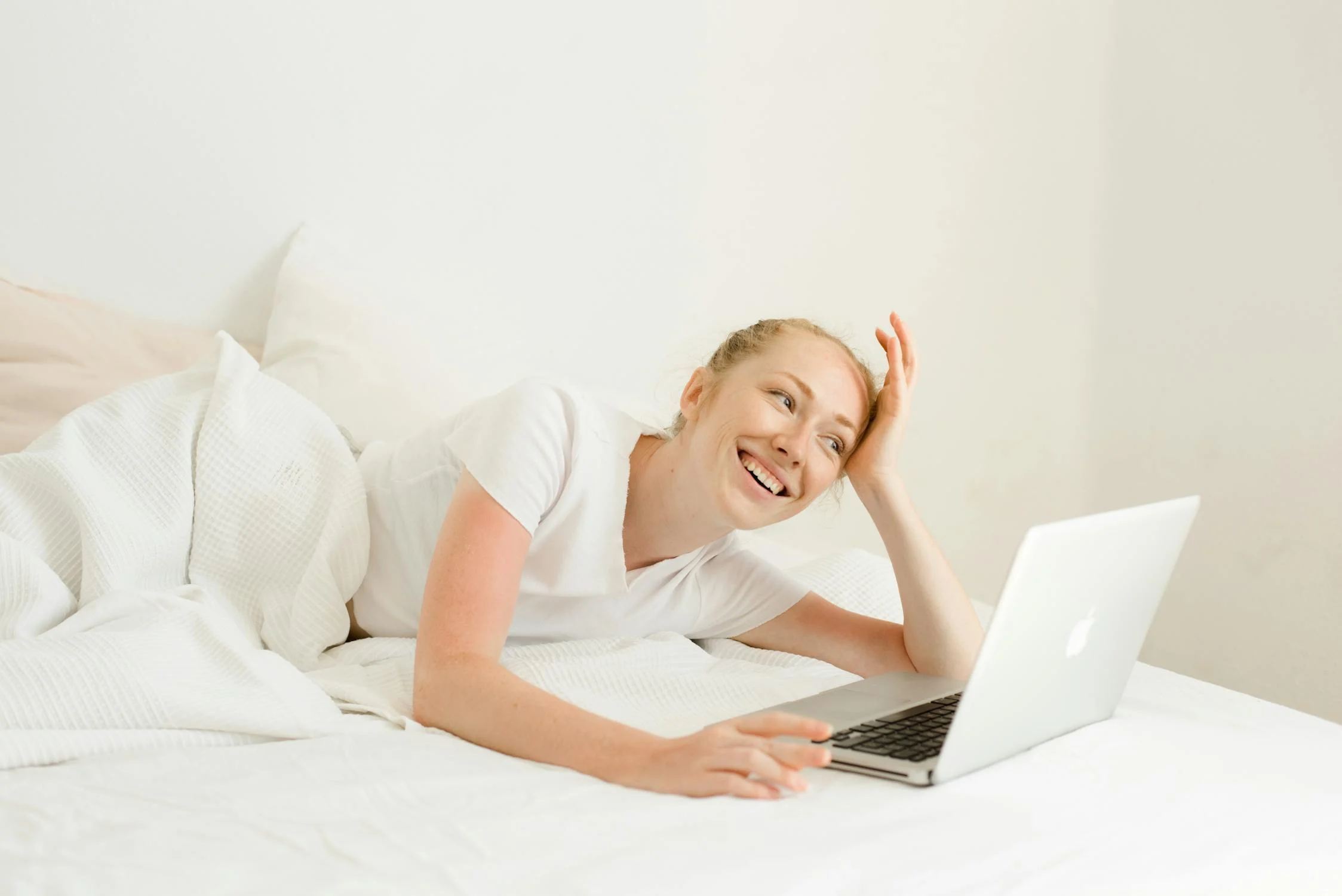 A smiling woman on her laptop | Source: Pexels